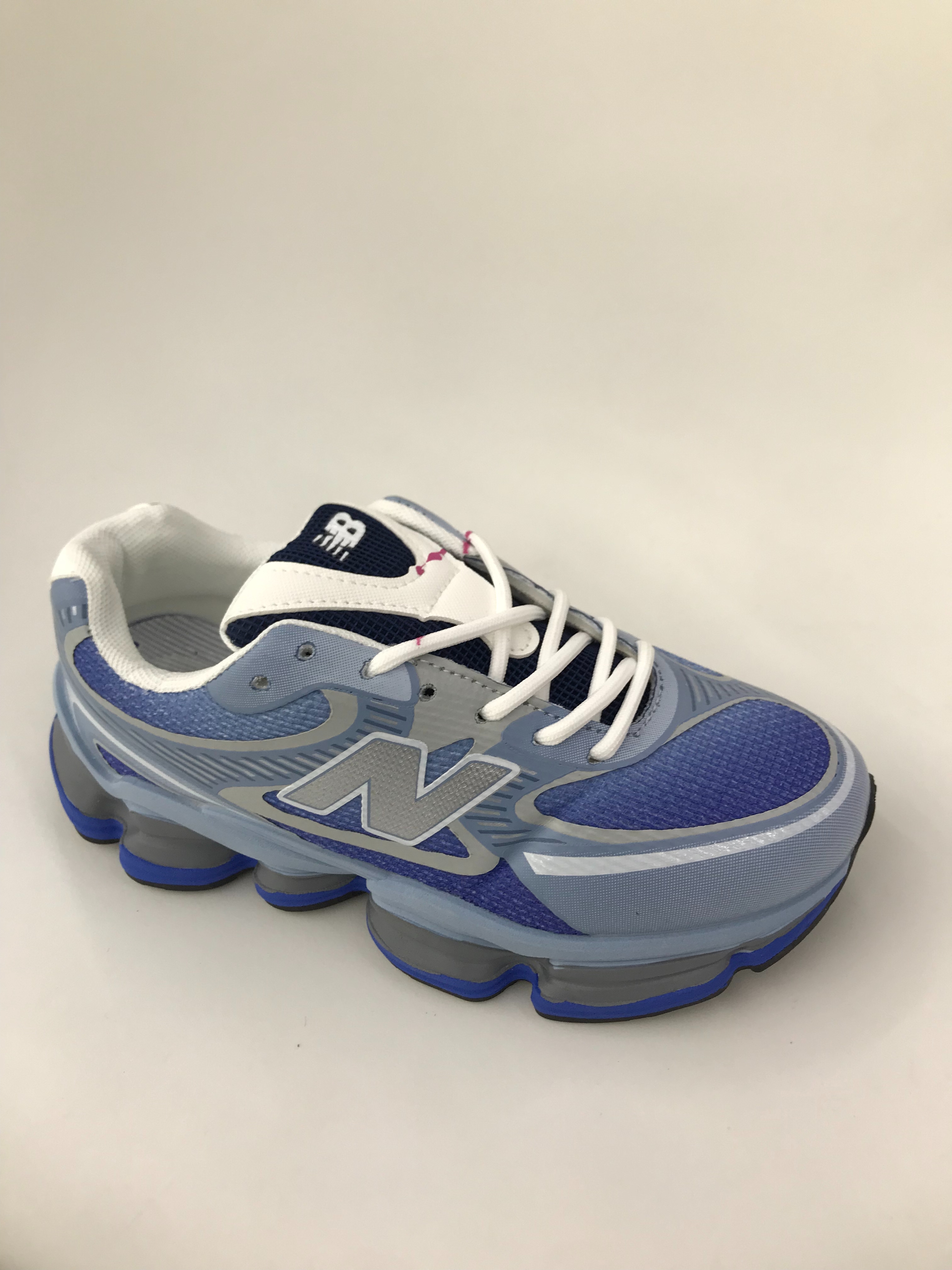 The spliced sports shoes are breathable, comfortable, anti-slip, wear-resistant and shock-absorbing Specification drawing