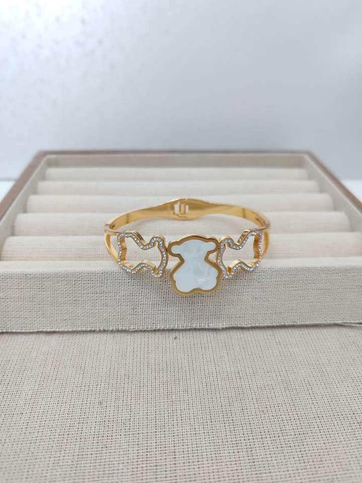 Rose gold bracelet, a fashionable and simple accessory for women, with a light luxury design. A stainless steel and titanium bracelet for your girlfriend details Picture