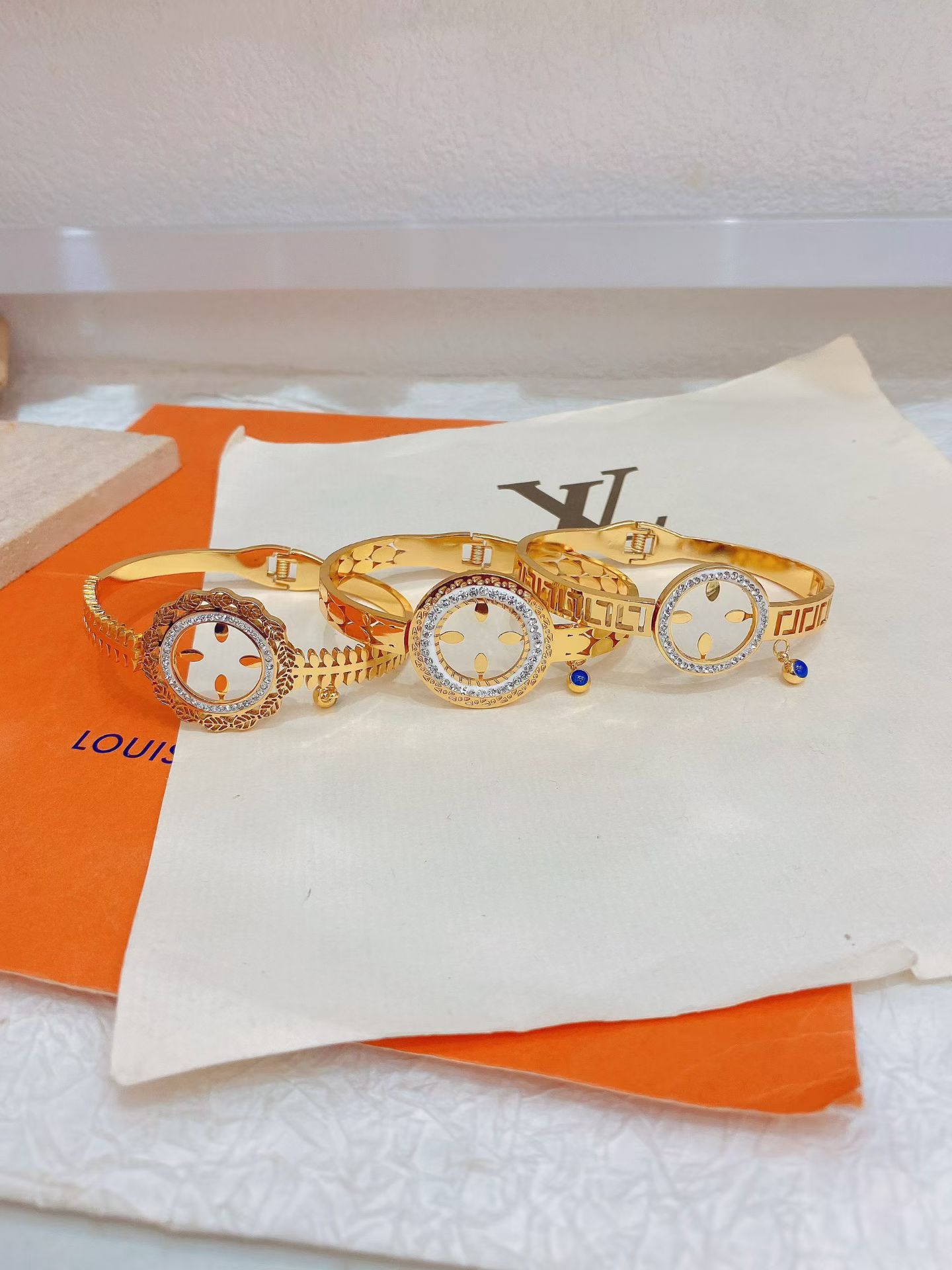 Stainless steel, titanium steel, gold electroplated bracelet jewelry, simple and fashionable feminine jewelry, a gift for your girlfriend details Picture