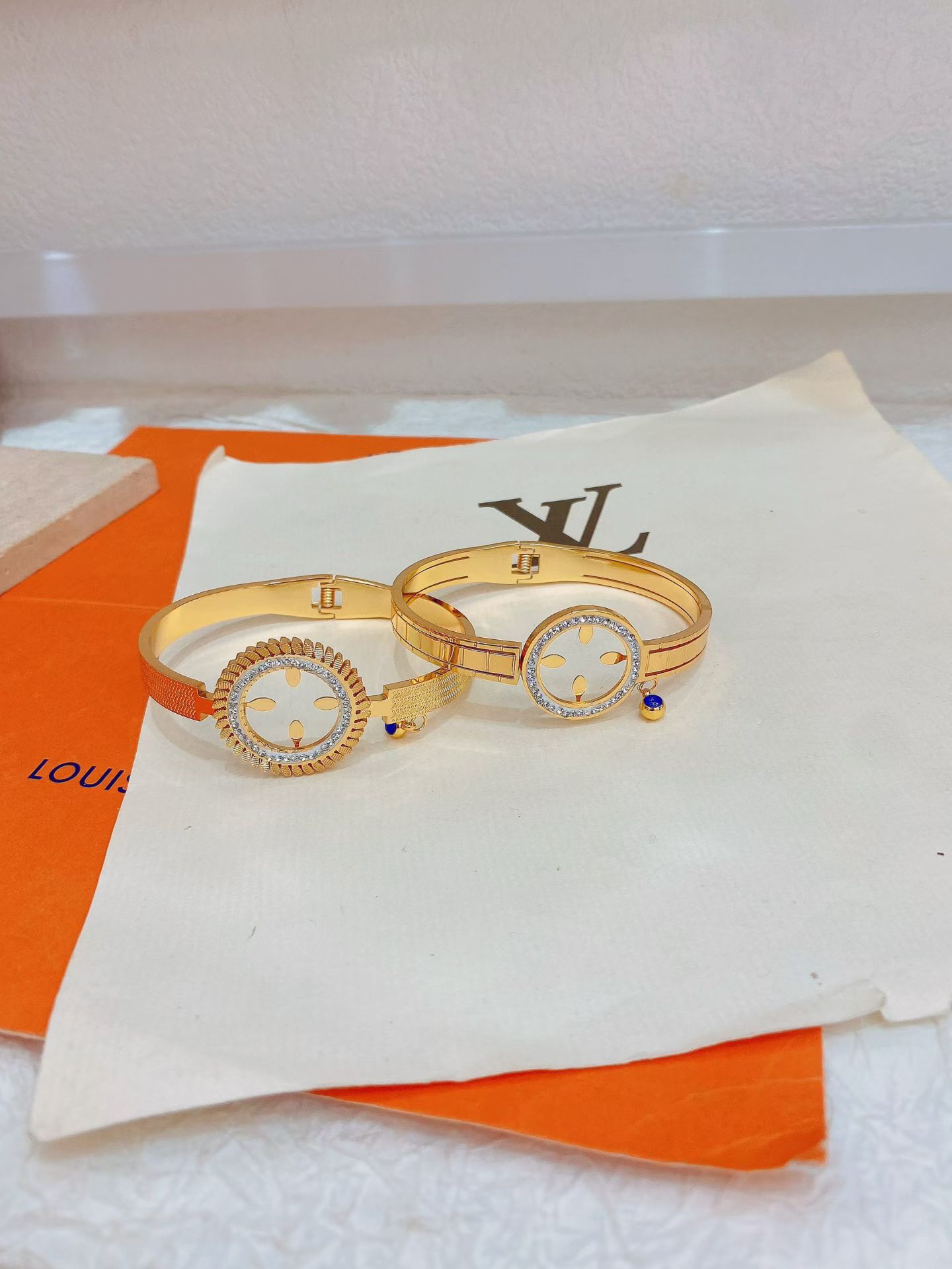 Stainless steel, titanium steel, gold electroplated bracelet jewelry, simple and fashionable feminine jewelry, a gift for your girlfriend Application Scenario