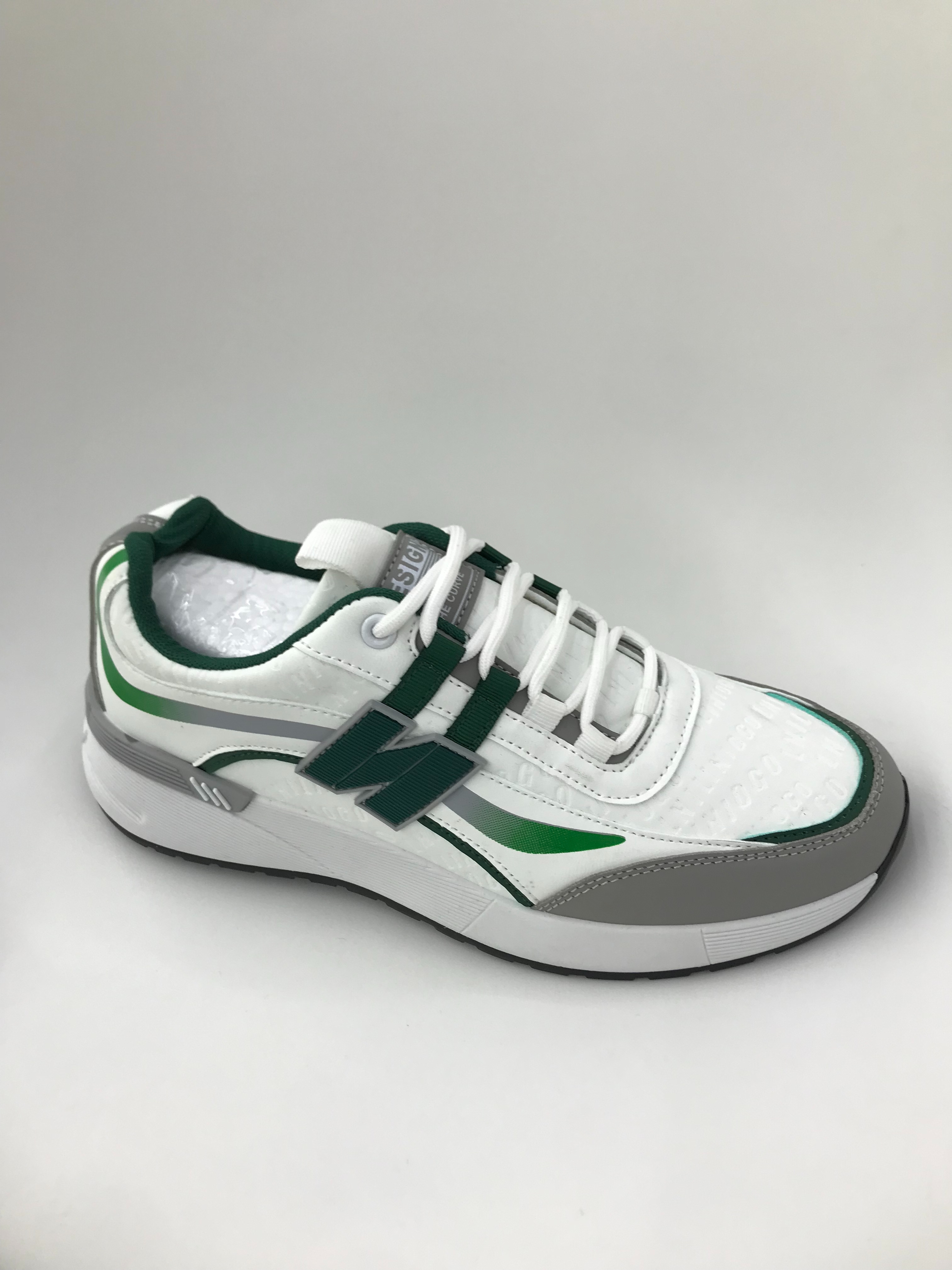 Sports shoes are breathable, lightweight, shock-absorbing, anti-slip and wear-resistant, suitable for men full figure