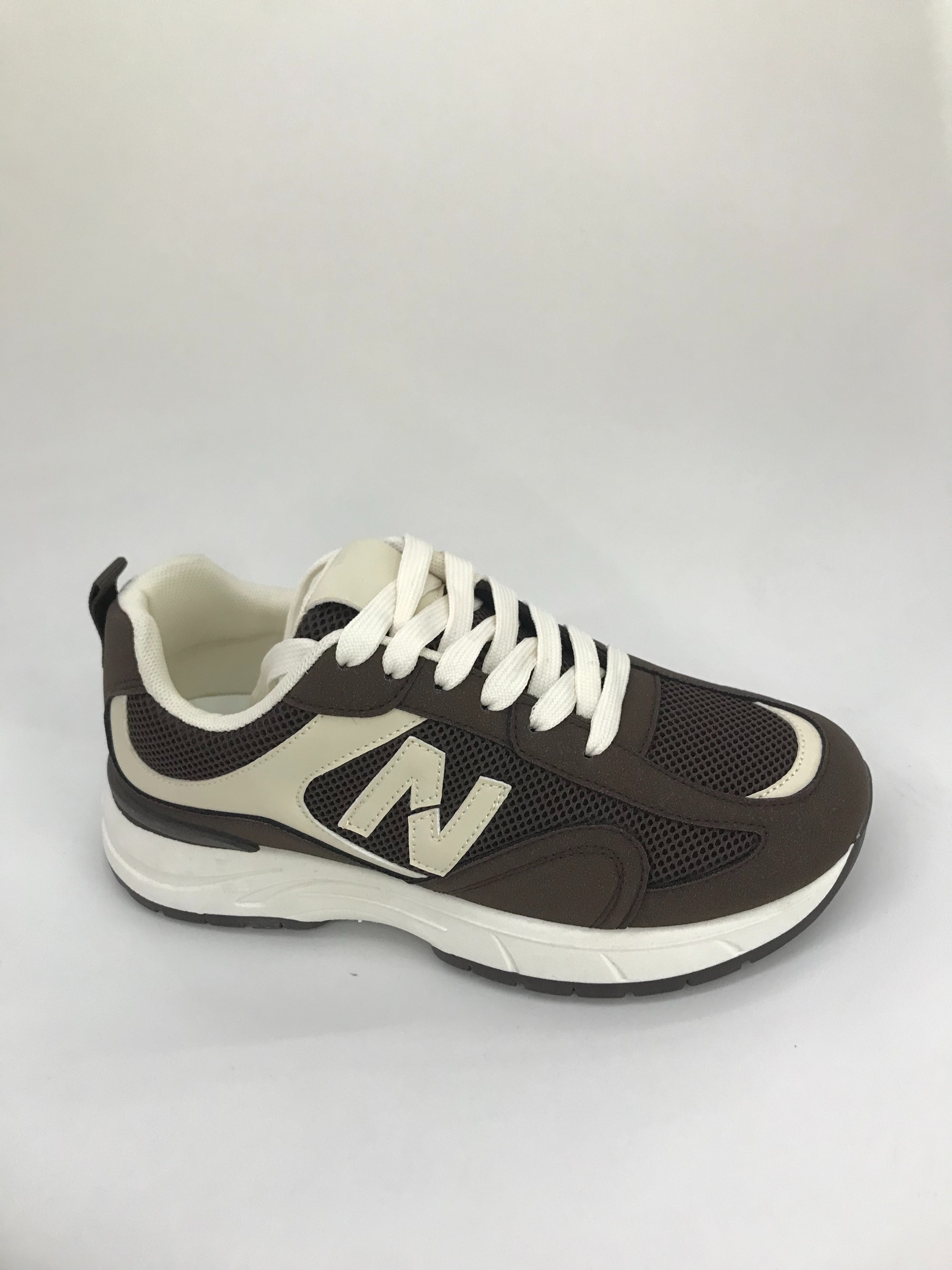 The sports shoes are lightweight and breathable. The women's running shoes are comfortable, wear-resistant and have light soles full figure