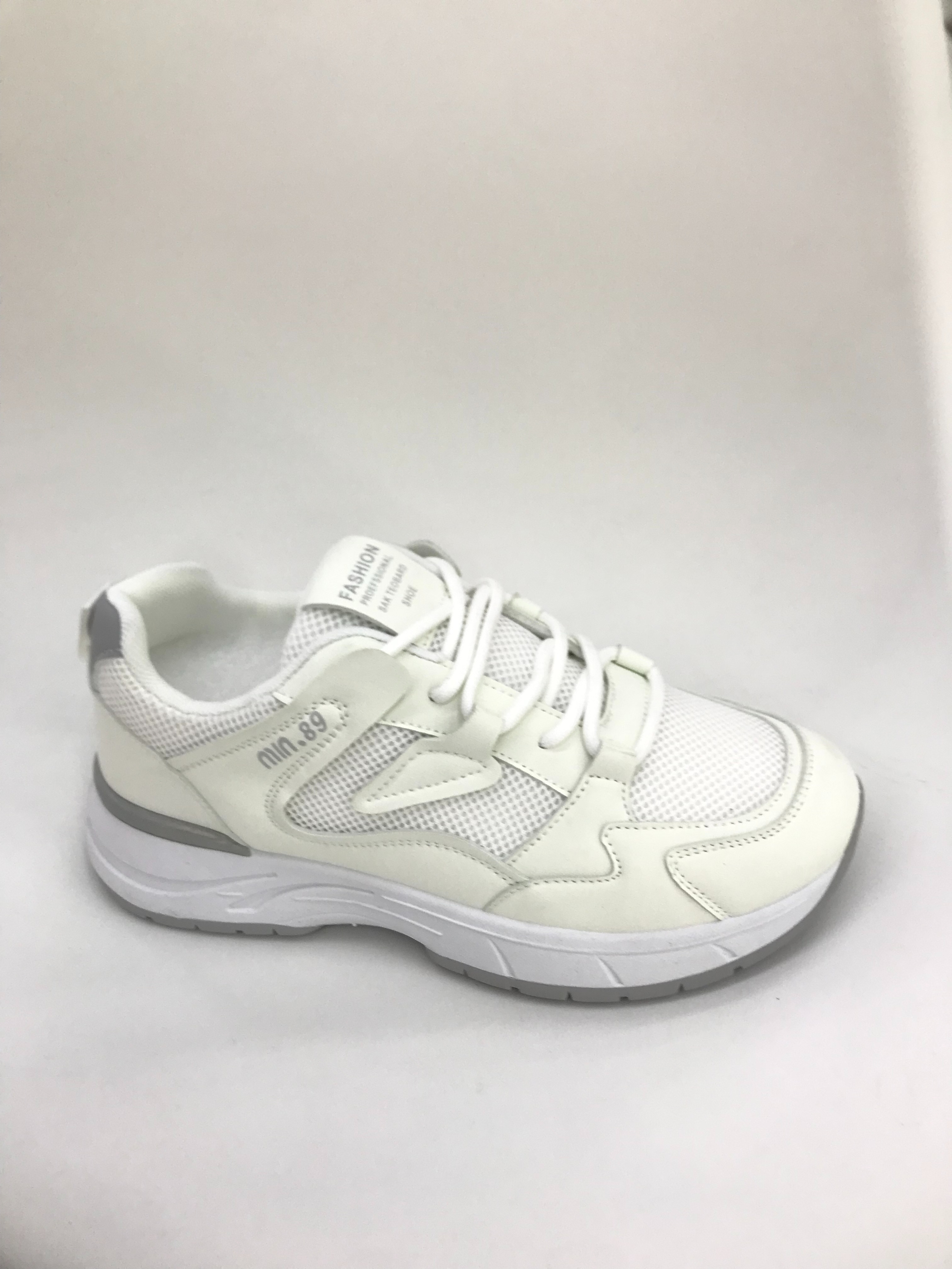 White sports shoes for women, breathable and lightweight, casual shoes for daily wear details Picture