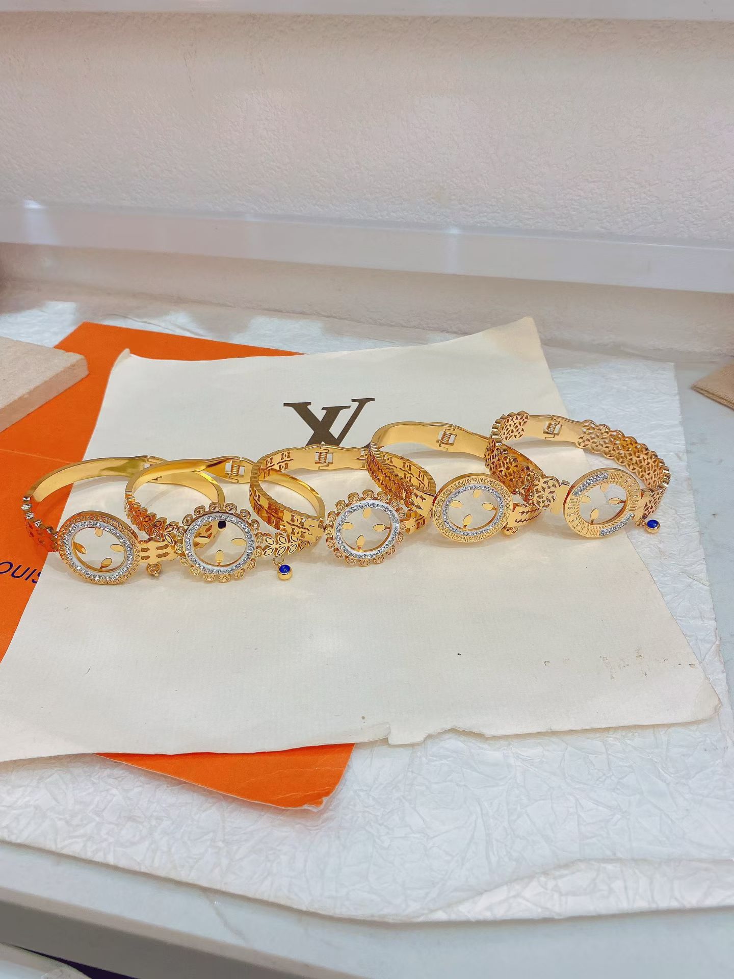 Stainless steel, titanium steel, gold electroplated bracelet jewelry, simple and fashionable feminine jewelry, a gift for your girlfriend Specification image