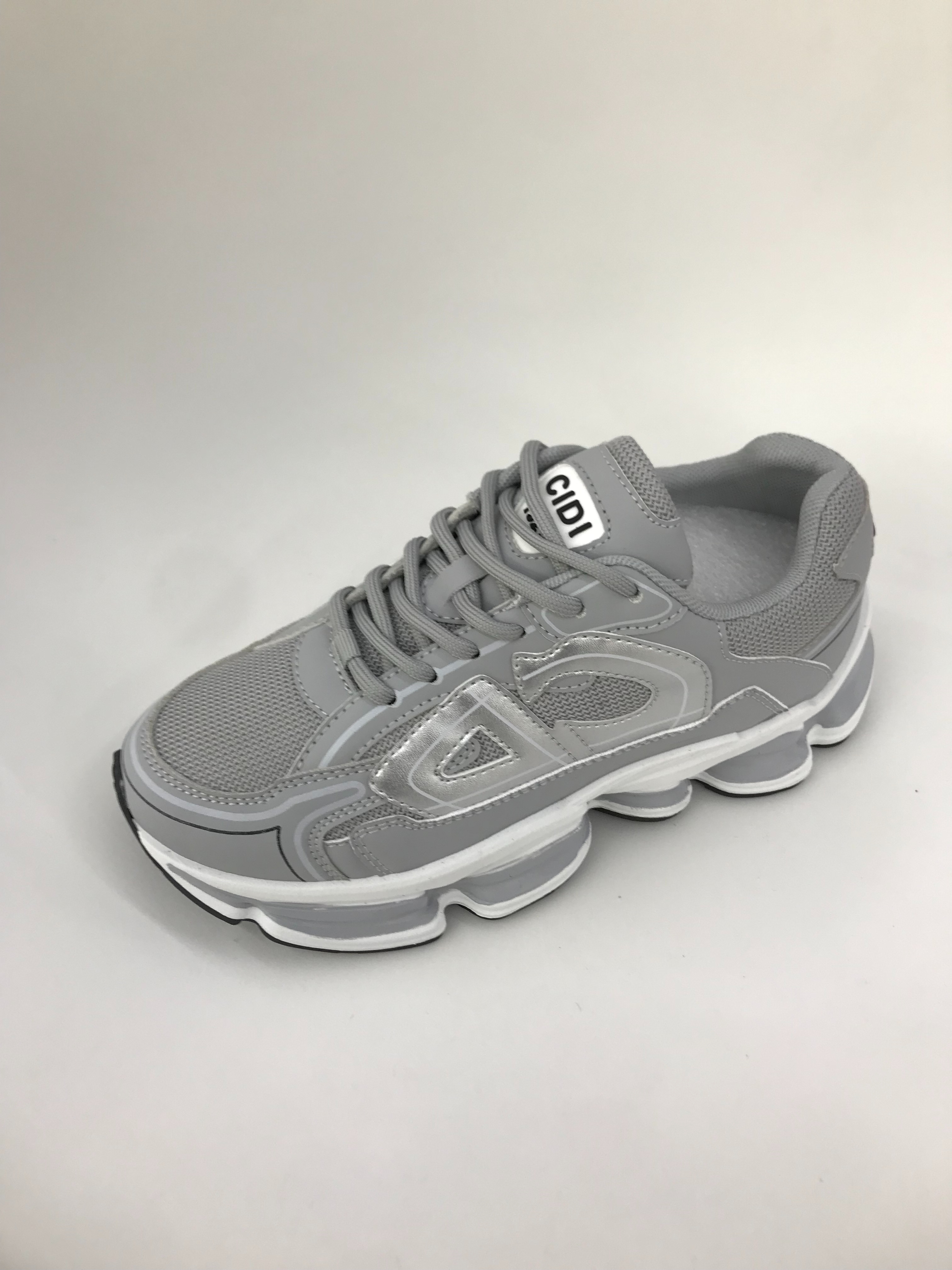 The grey sports shoes are breathable, comfortable, anti-slip and wear-resistant, suitable for men full figure