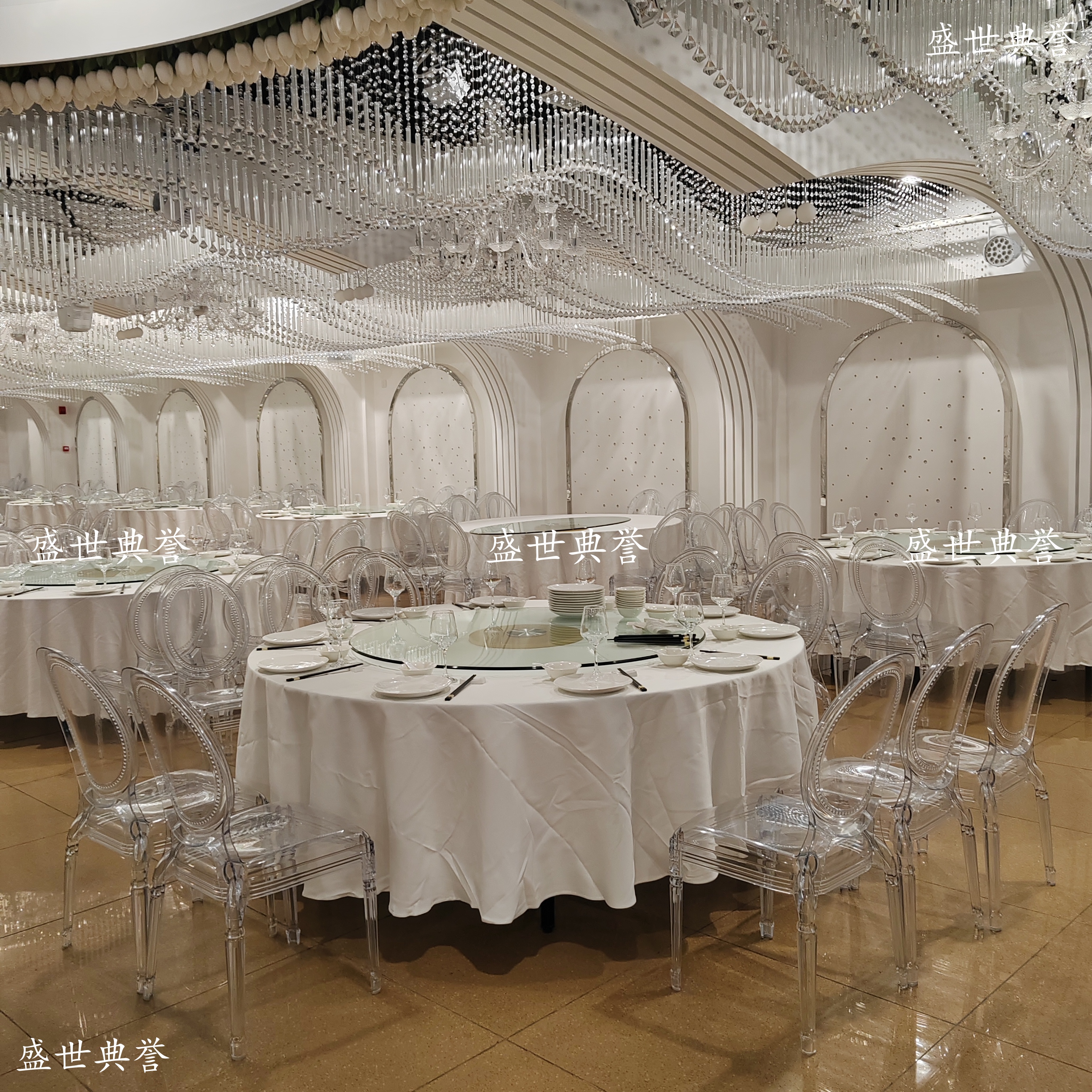 Quzhou International Banquet Center dining chairs, hotel theme wedding banquet crystal chairs, foreign trade outdoor wedding acrylic chairs Application Scenario