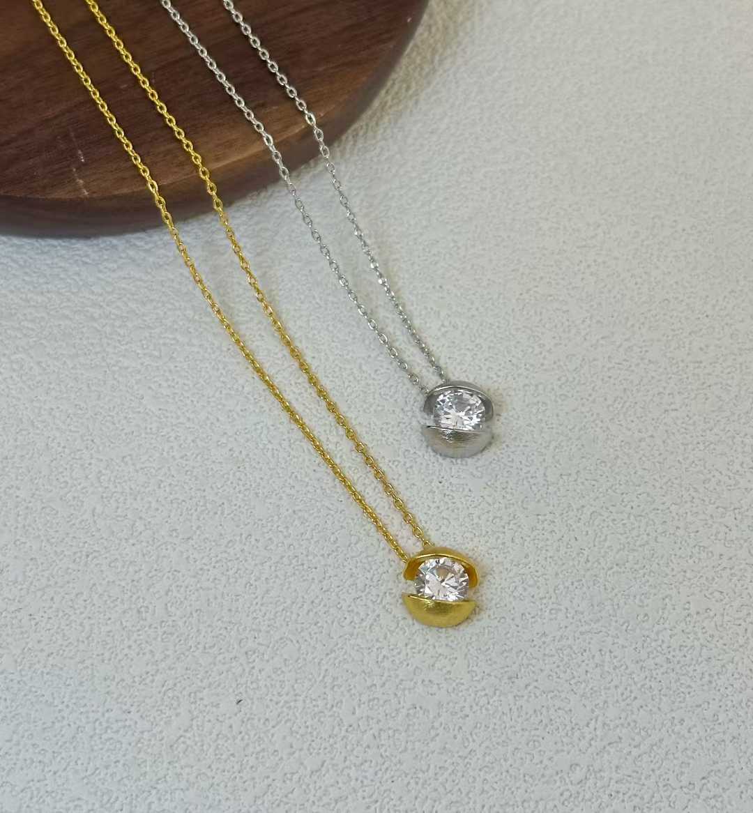 A short and elegant necklace for women with a unique collarbone chain that doesn't fade Item Picture