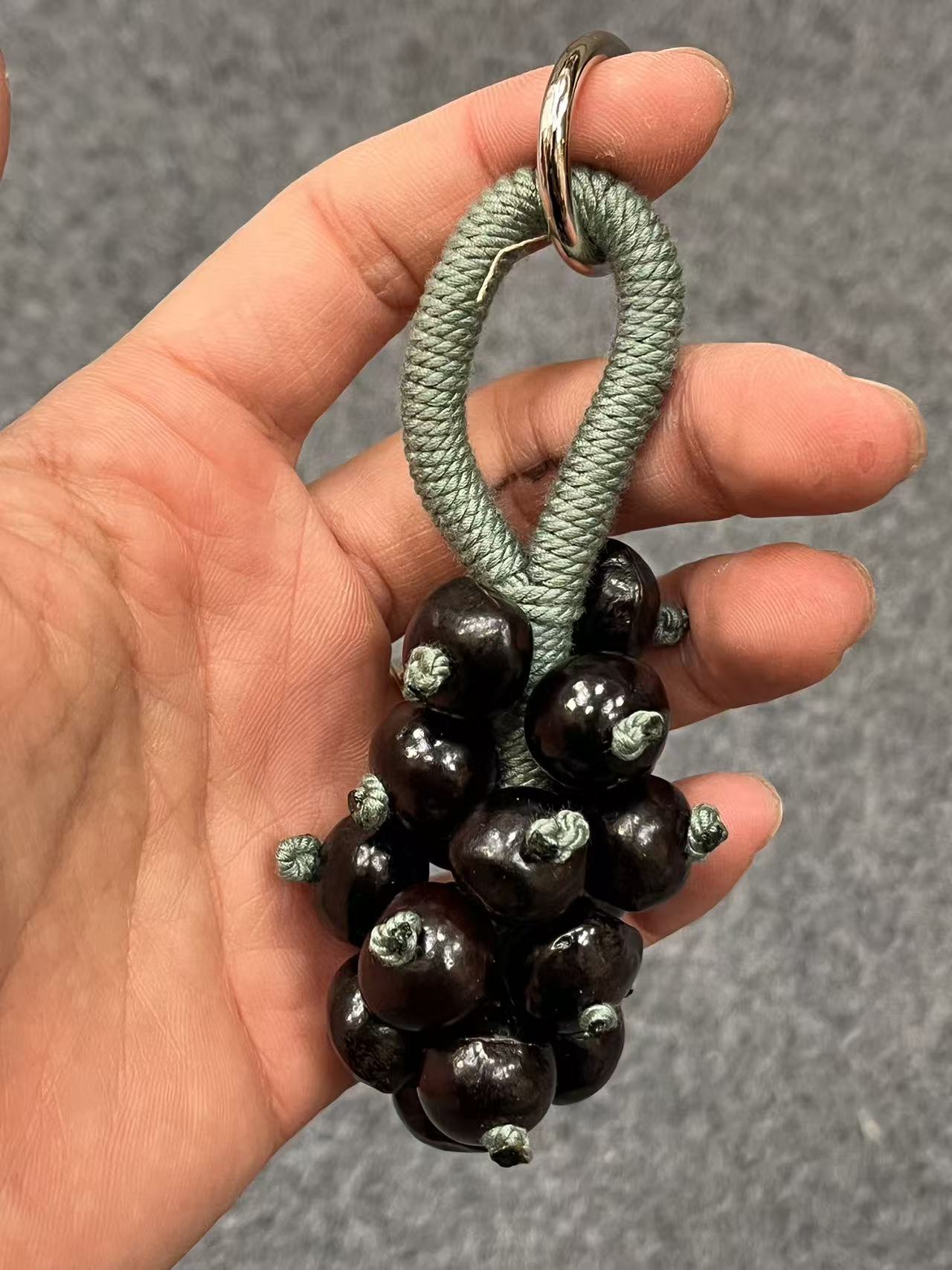 天然菩提籽葡萄串挂件，包包挂，手把件，吉祥挂

天然菩提葡萄串挂件，包包挂，钥匙扣！吉祥挂！