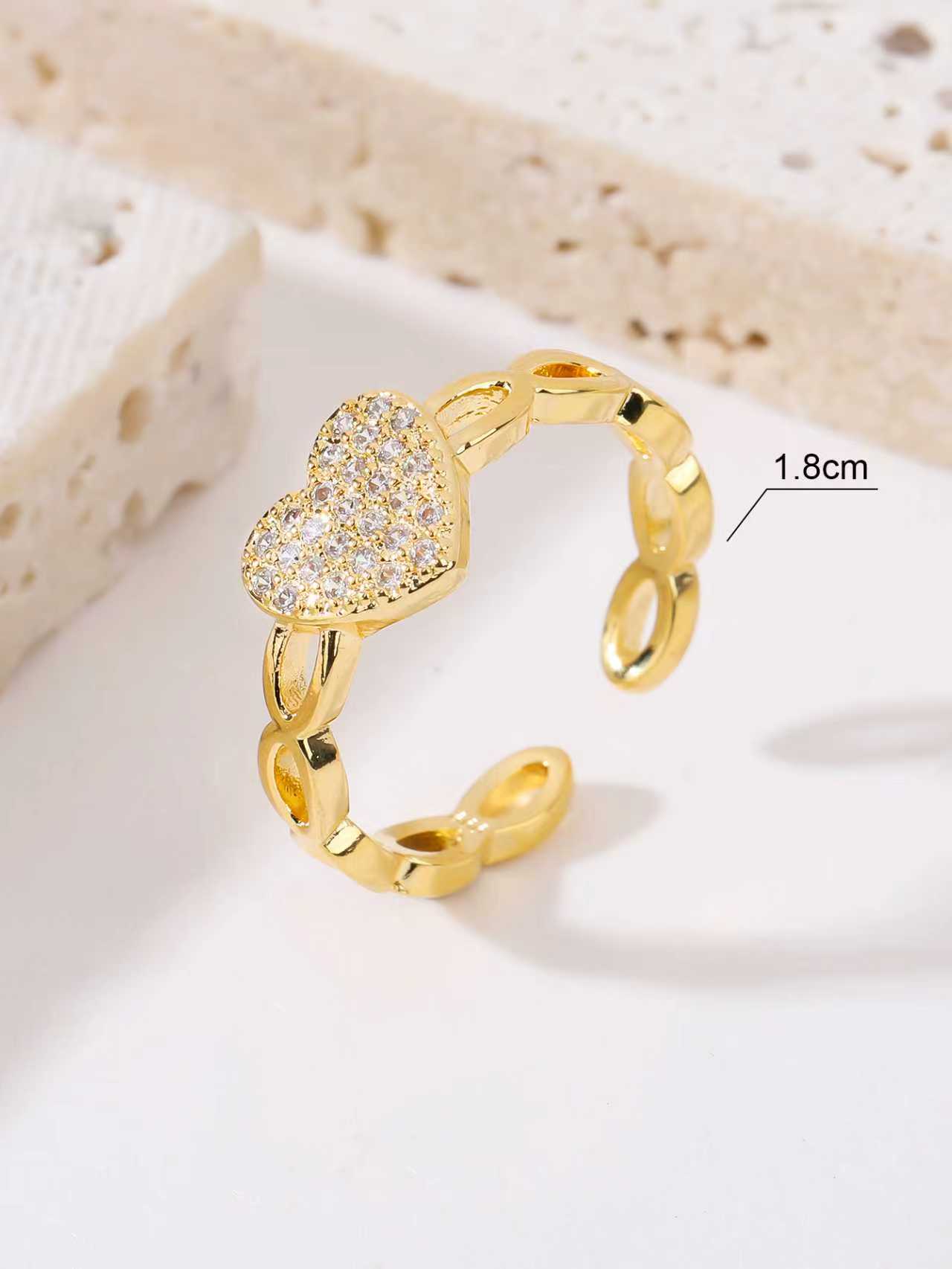 The golden opening adjustment, fashionable heart-shaped ring, easy to match.