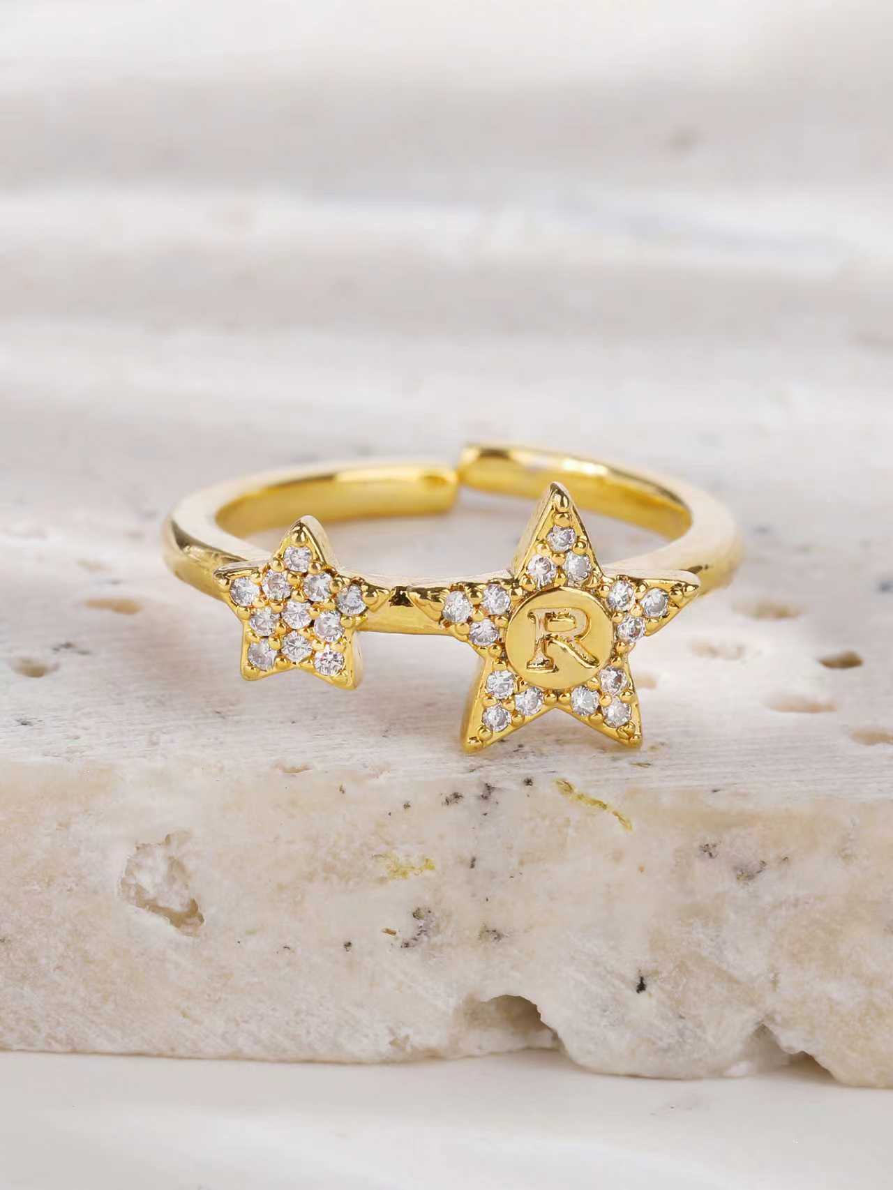 The golden yellow brass material is fashionable, casual and versatile details Picture