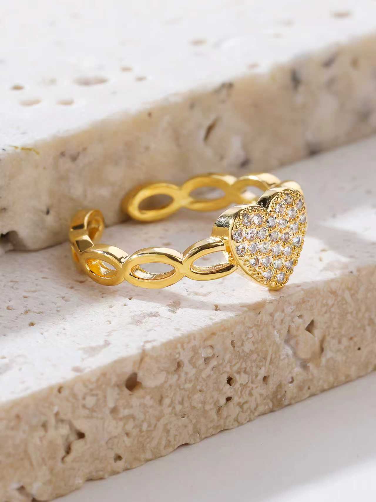 The golden opening adjustment, fashionable heart-shaped ring, easy to match. details Picture