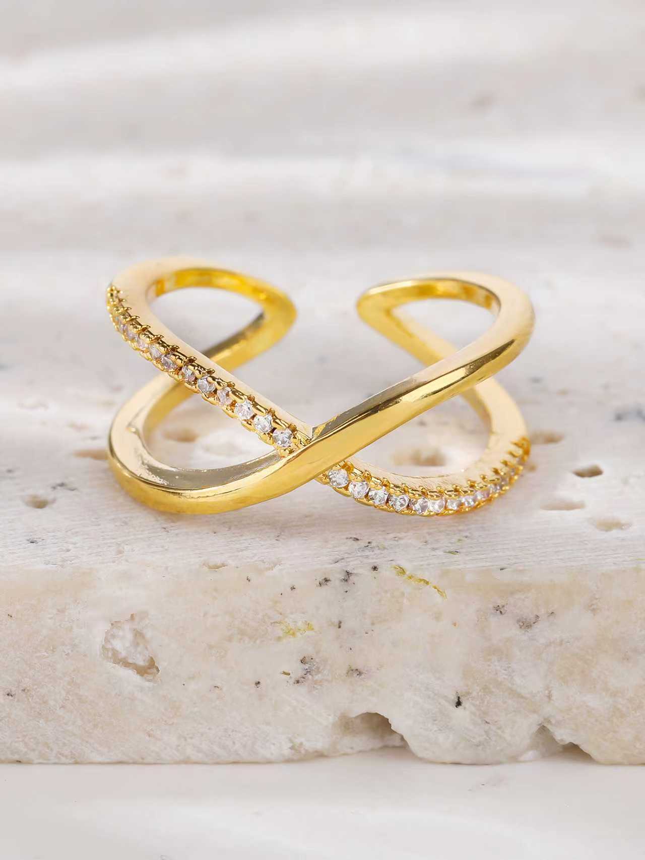 The brass and golden color design is novel, and the open finger ring can be freely matched. Application Scenario