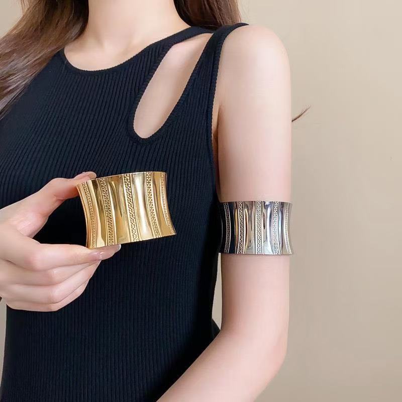 A popular cross-border bestseller in Europe and America, featuring a fashionable embossed women's metallic and personalized bracelet