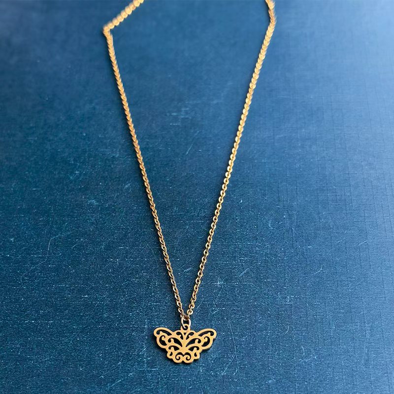 Cross-border foreign trade DIY jewelry accessories, insect, butterfly bracelets, pendants, necklaces, titanium steel, stainless steel, personalized and fashionable trends Application Scenario