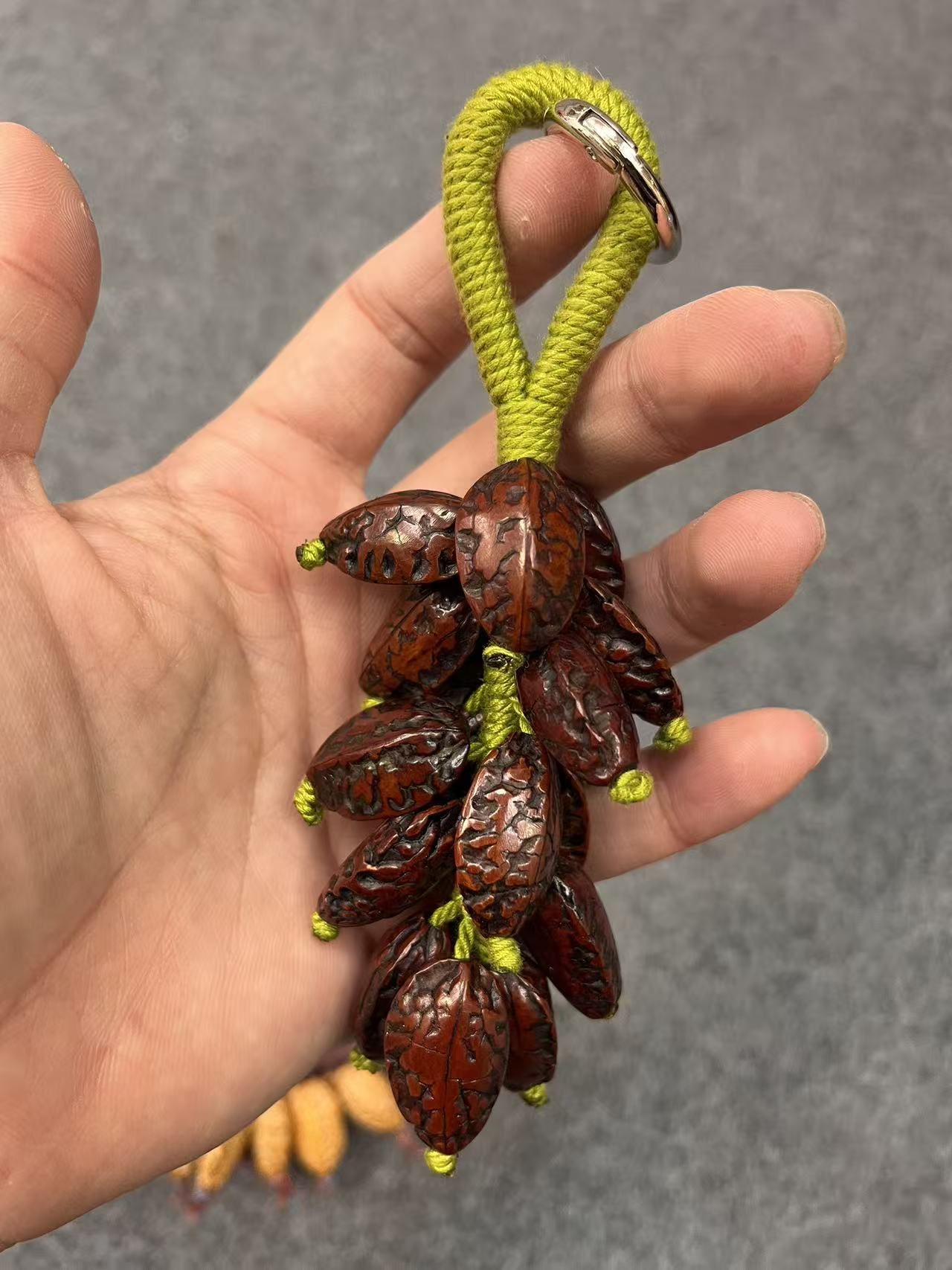 天然菩提籽葡萄串挂件，包包挂，手把件，吉祥挂

天然菩提葡萄串挂件，包包挂，钥匙扣！吉祥挂！白底实物图
