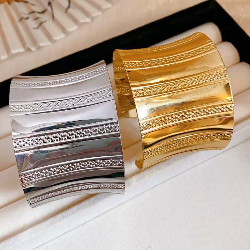 A popular cross-border bestseller in Europe and America, featuring a fashionable embossed women's metallic and personalized bracelet Application Scenario