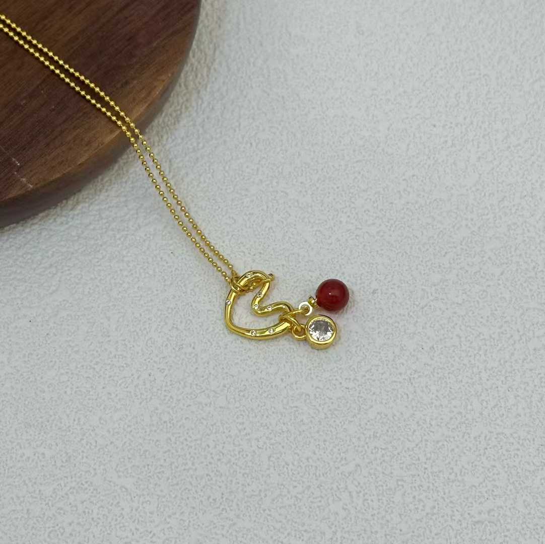 A gold-plated necklace with diamonds, pearls, hearts and copper gold-plated ornaments Application Scenario