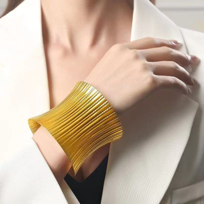 A popular cross-border bestseller in Europe and America, fashionable and retro ladies' metallic personalized bracelet