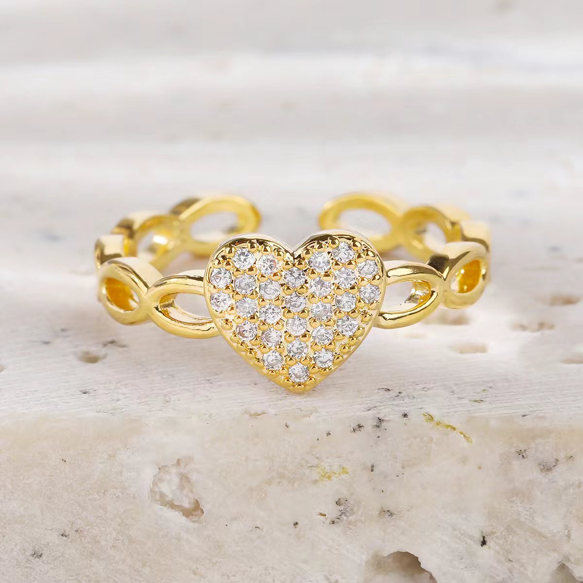The golden opening adjustment, fashionable heart-shaped ring, easy to match. Specification image
