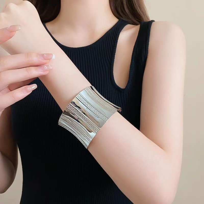 A popular cross-border bestseller in Europe and America, featuring a fashionable embossed women's metallic and personalized bracelet details Picture