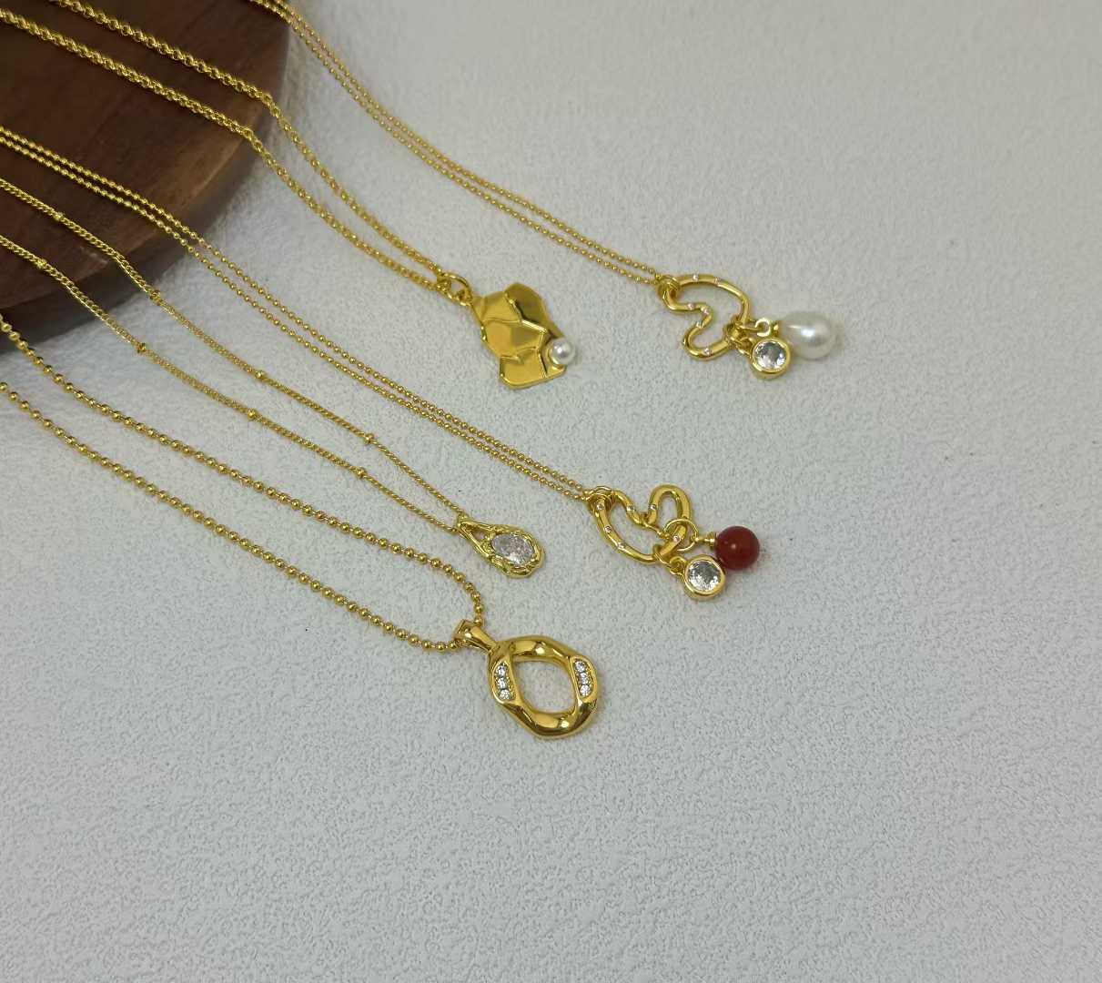 A gold-plated necklace with diamonds, pearls, hearts and copper gold-plated ornaments Item Picture