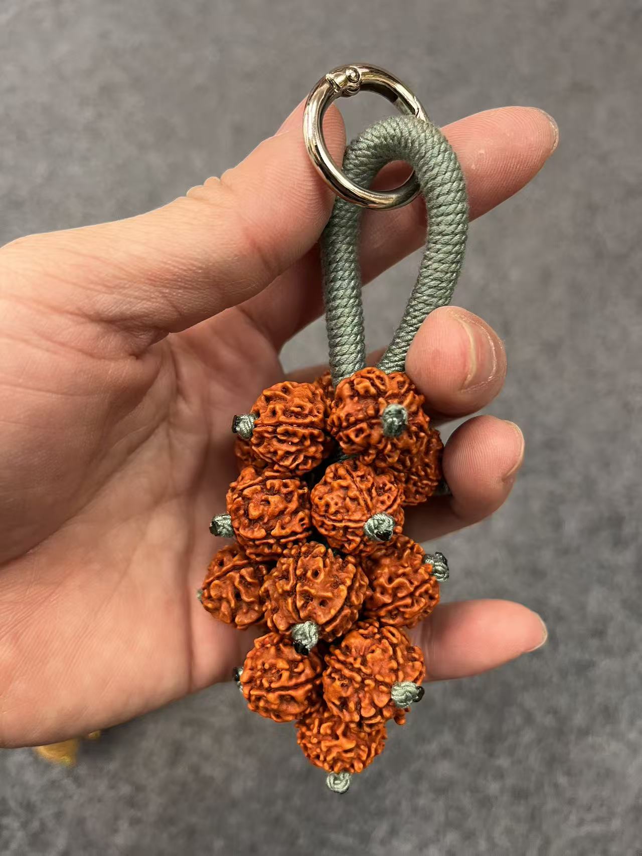 天然菩提籽葡萄串挂件，包包挂，手把件，吉祥挂

天然菩提葡萄串挂件，包包挂，钥匙扣！吉祥挂！细节图