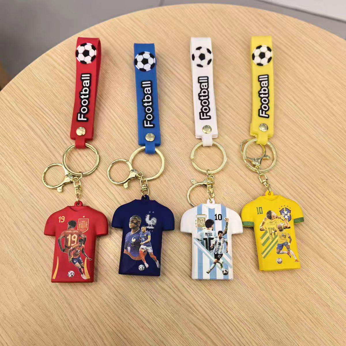 Keychains are the most suitable for hanging on schoolbags and are very exquisite