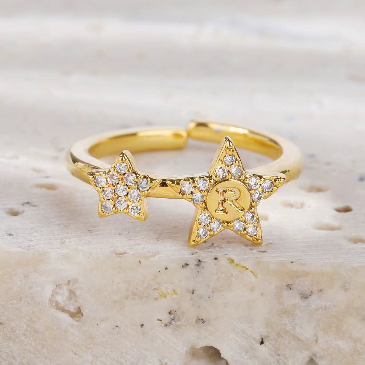 The golden yellow brass material is fashionable, casual and versatile Specification image