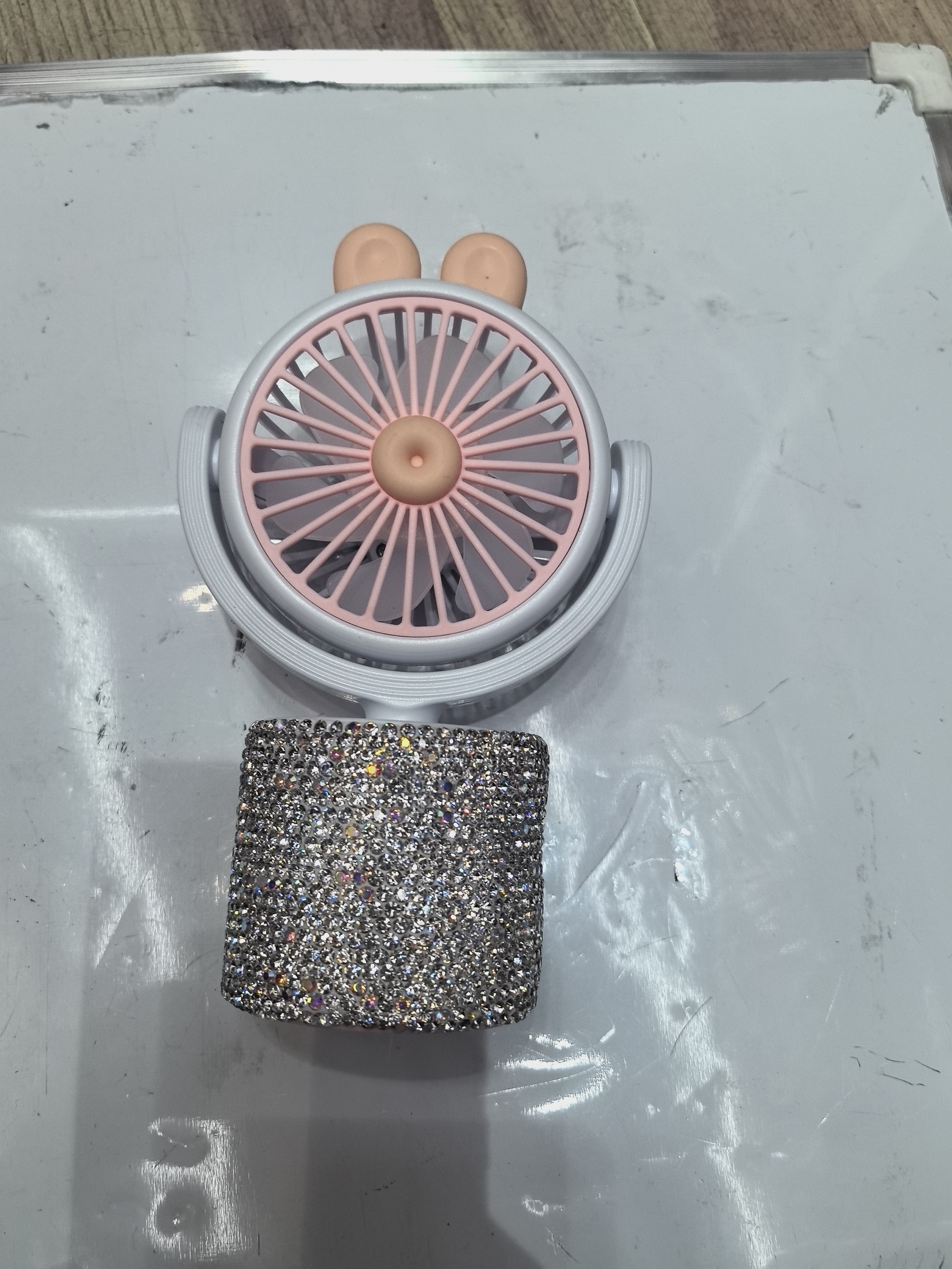 鑫诚饰品一5149A时尚精美镶钻摇头兔风扇