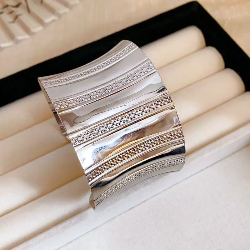 A popular cross-border bestseller in Europe and America, featuring a fashionable embossed women's metallic and personalized bracelet Item Picture