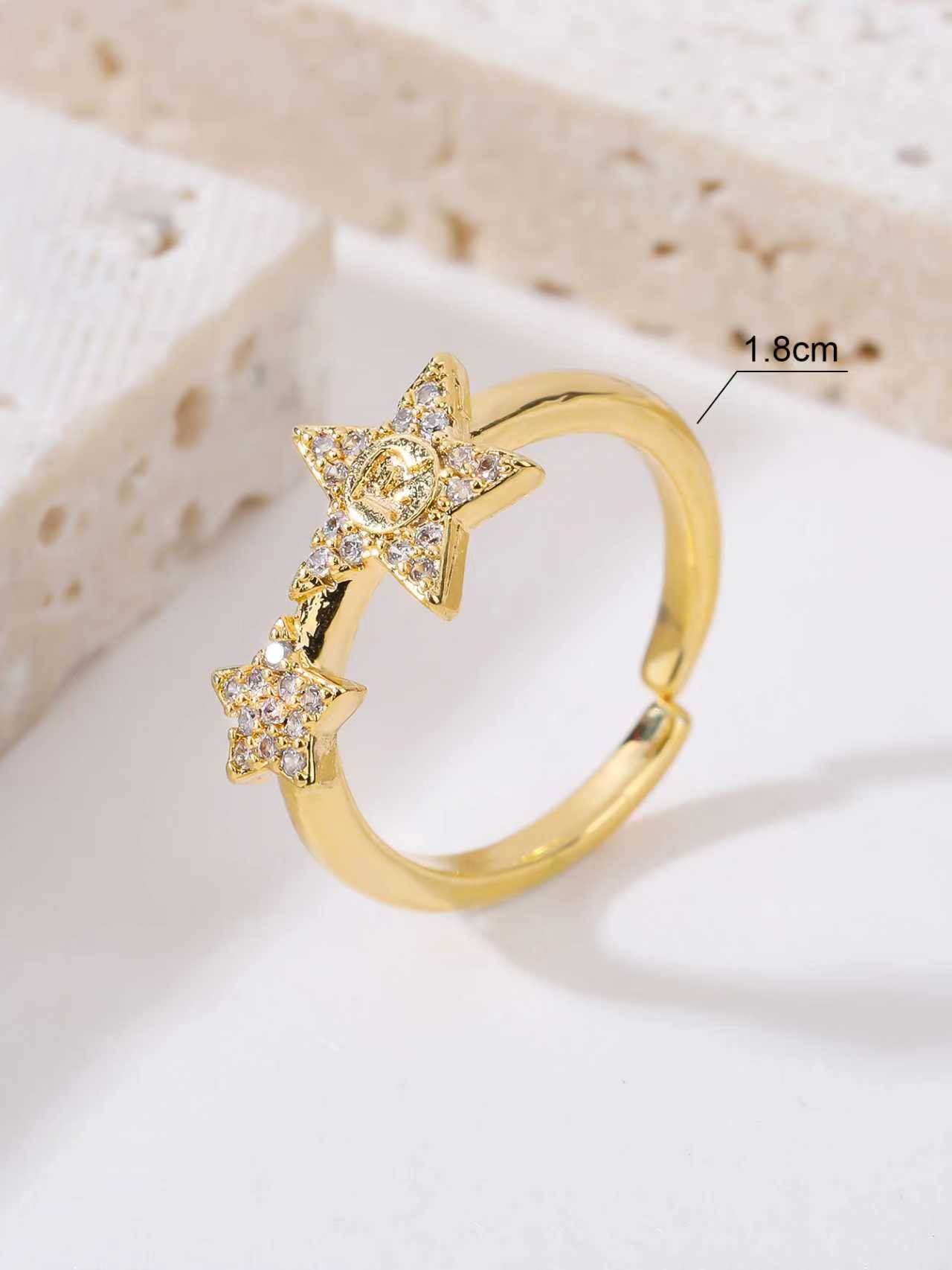 The golden yellow brass material is fashionable, casual and versatile