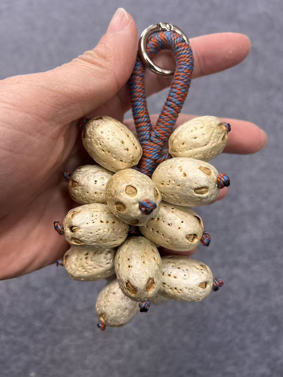天然菩提籽葡萄串挂件，包包挂，手把件，吉祥挂

天然菩提葡萄串挂件，包包挂，钥匙扣！吉祥挂！详情图3