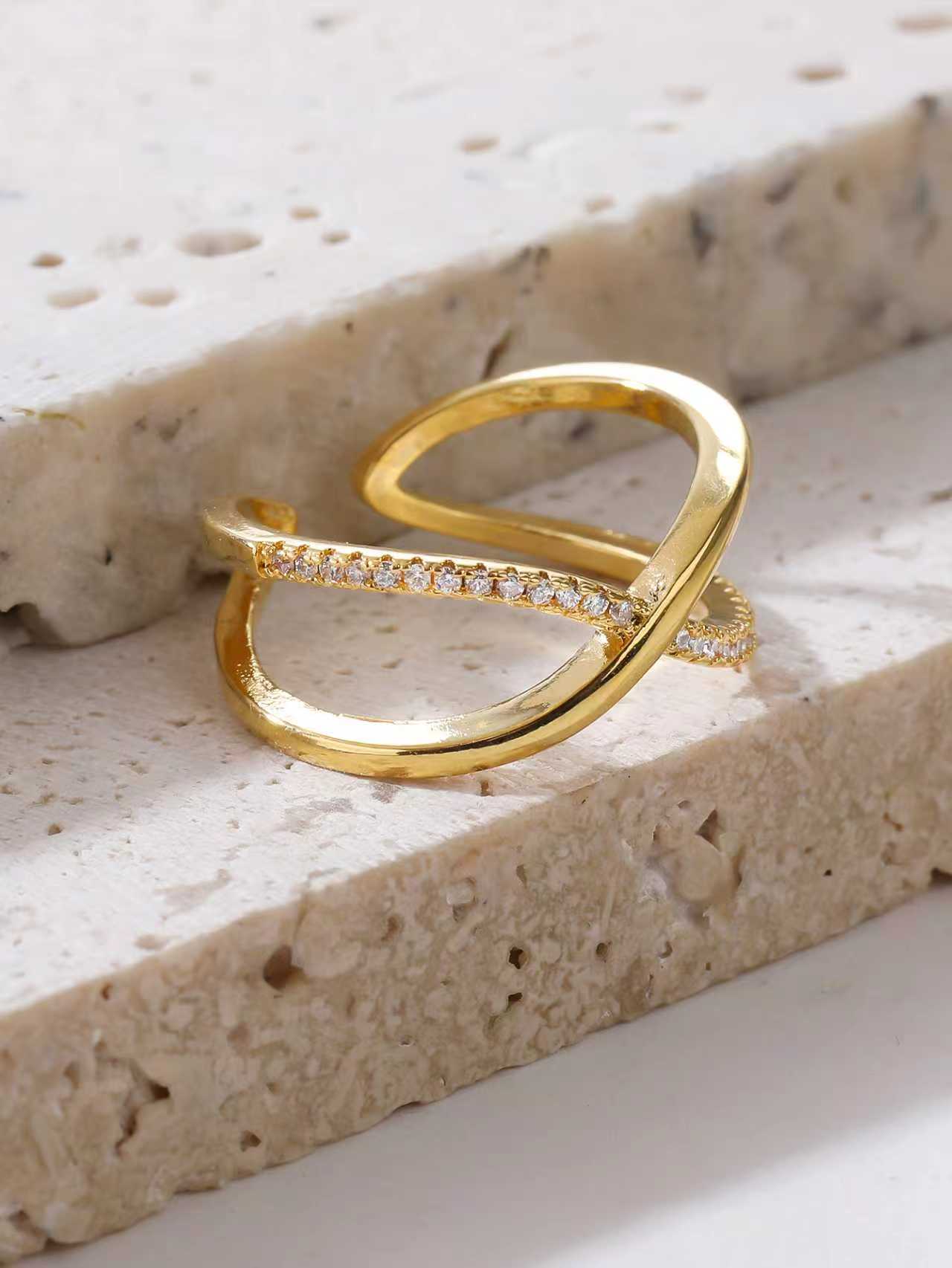 The brass and golden color design is novel, and the open finger ring can be freely matched. details Picture