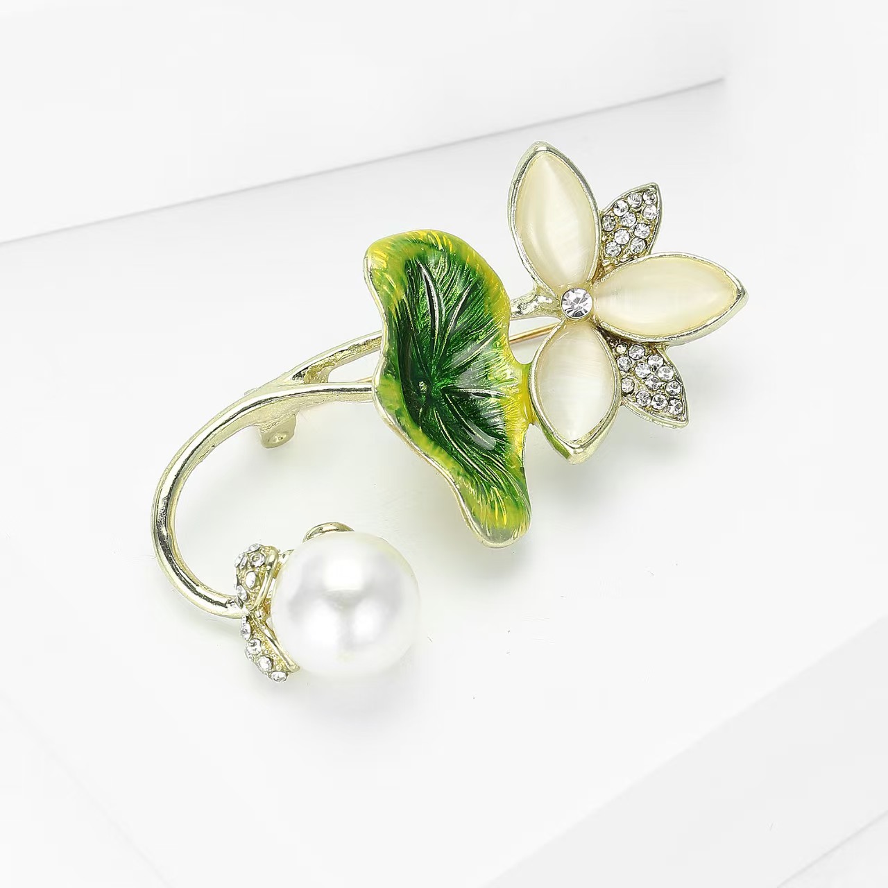 Cross-border oil-dripping lotus pearl brooch, plant and flower accessories, ladies' elegant brooch, coat and suit factory direct sales details Picture