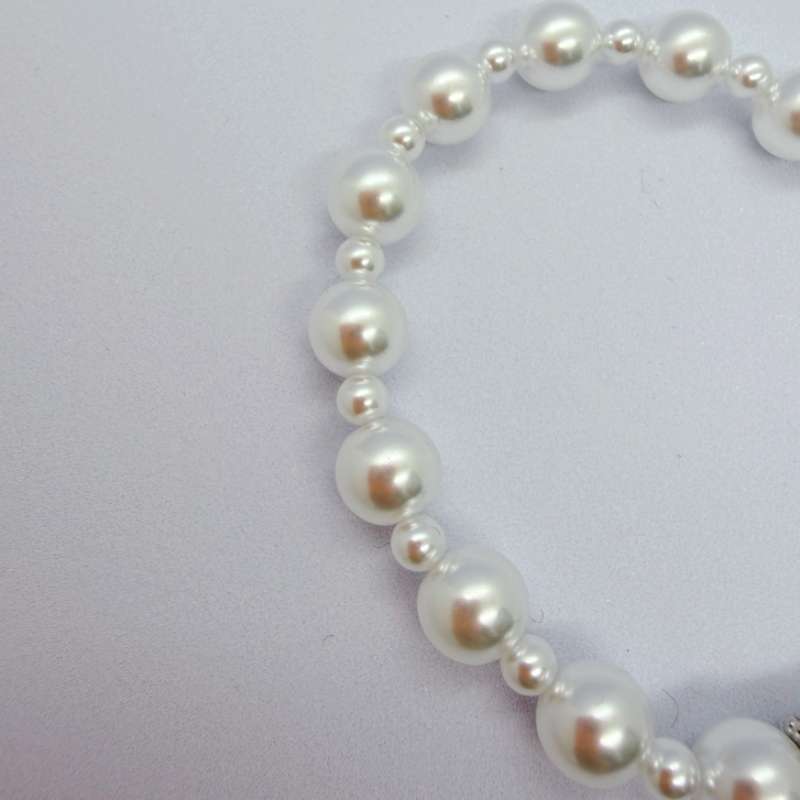 The new Pearl 2026 bracelet, a high-end elastic fine-layered jewelry and bracelet for women, is a bestseller Application Scenario