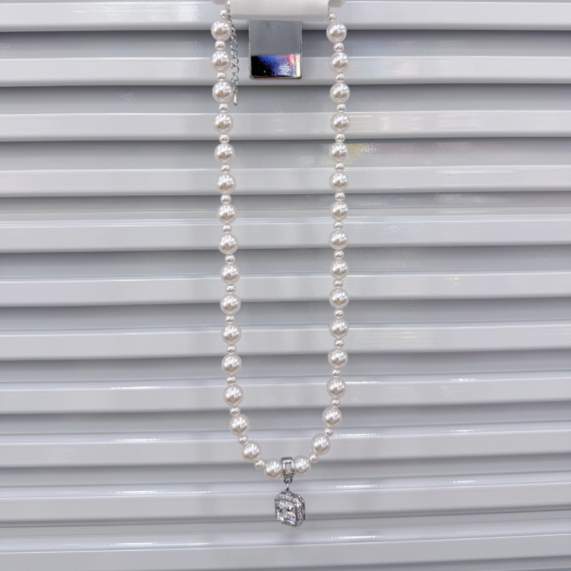Pearl cube sugar necklace, a new French style, light luxury and high-end collarbone design accessory Application Scenario