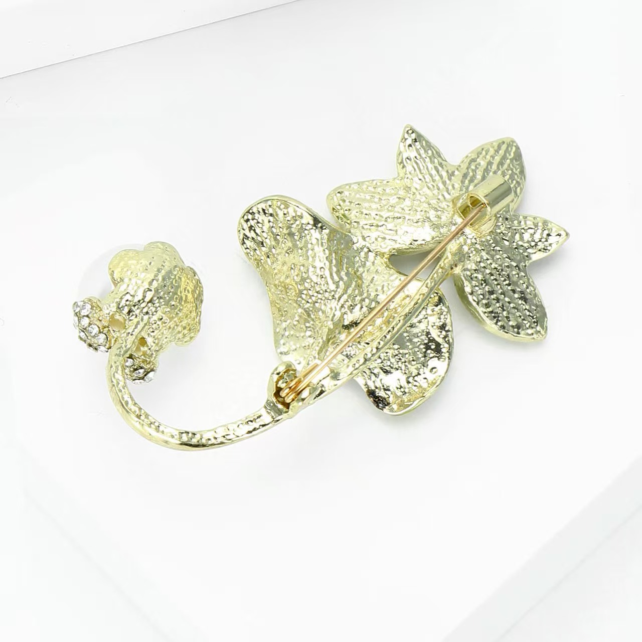 Cross-border oil-dripping lotus pearl brooch, plant and flower accessories, ladies' elegant brooch, coat and suit factory direct sales Specification image
