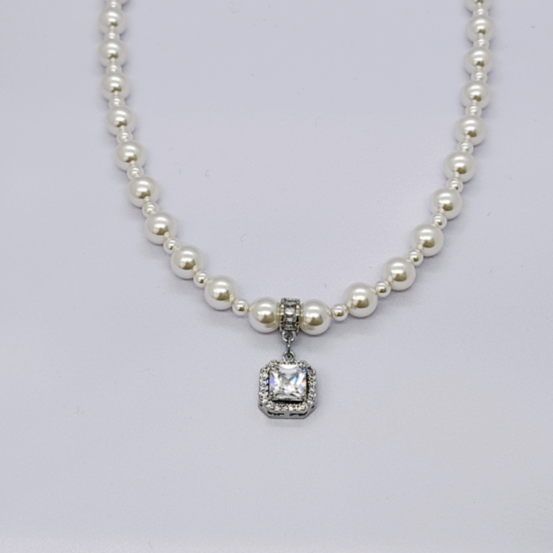 Pearl cube sugar necklace, a new French style, light luxury and high-end collarbone design accessory details Picture