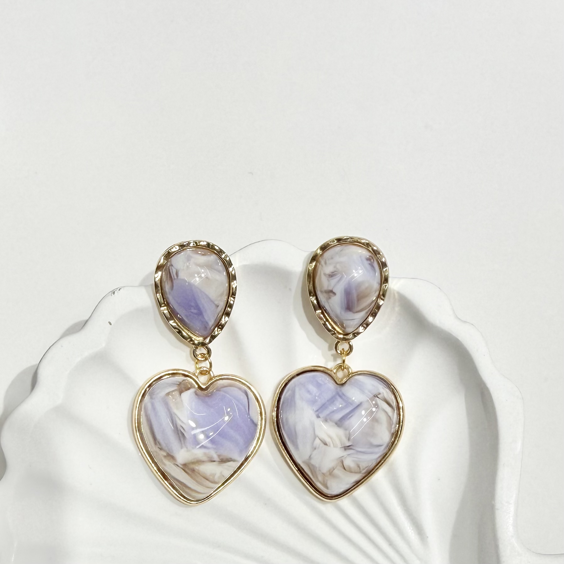 Porcelain white checkered heart-shaped pearl lacquer earrings and stud earrings, retro French style earrings for women, trendy and stylish