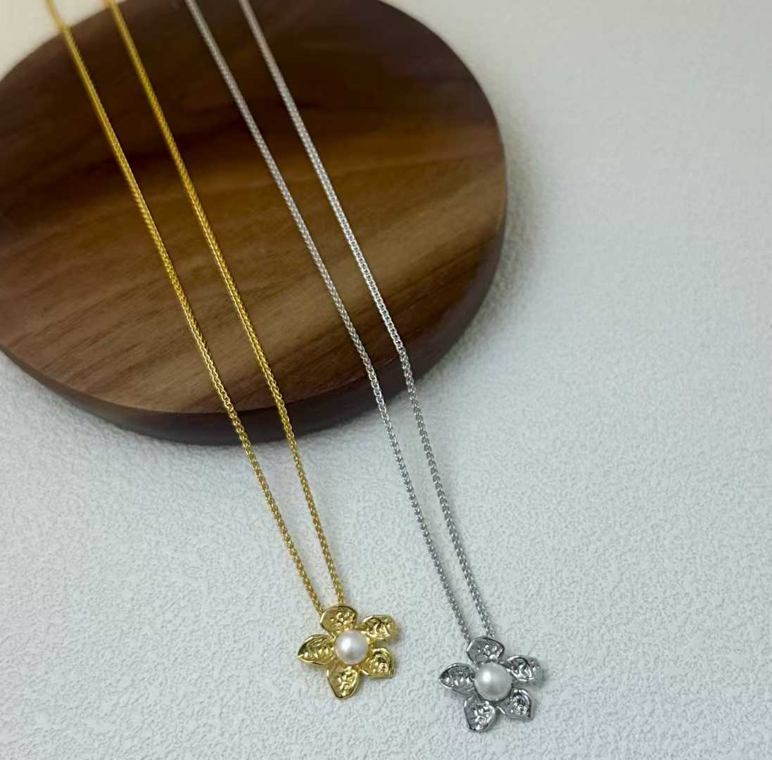 Pearl flower necklace, pearl chain, women's elegant flower pendant necklace Item Picture