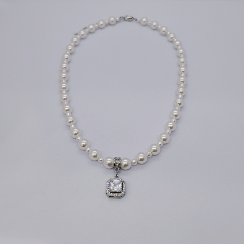 Pearl cube sugar necklace, a new French style, light luxury and high-end collarbone design accessory Item Picture