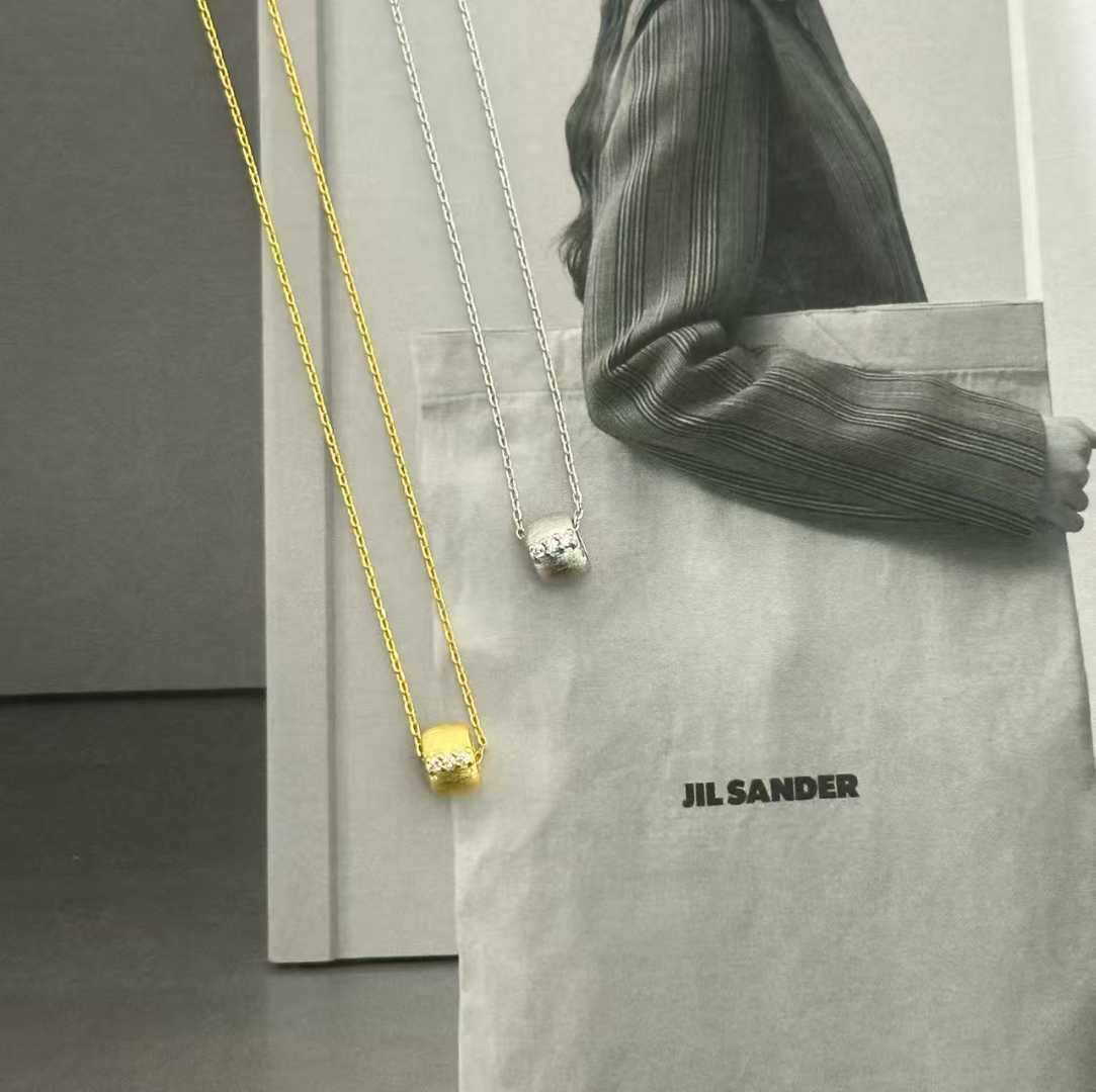 A niche, light luxury brushed white zirconium Lulutong necklace with collarbone chain Application Scenario
