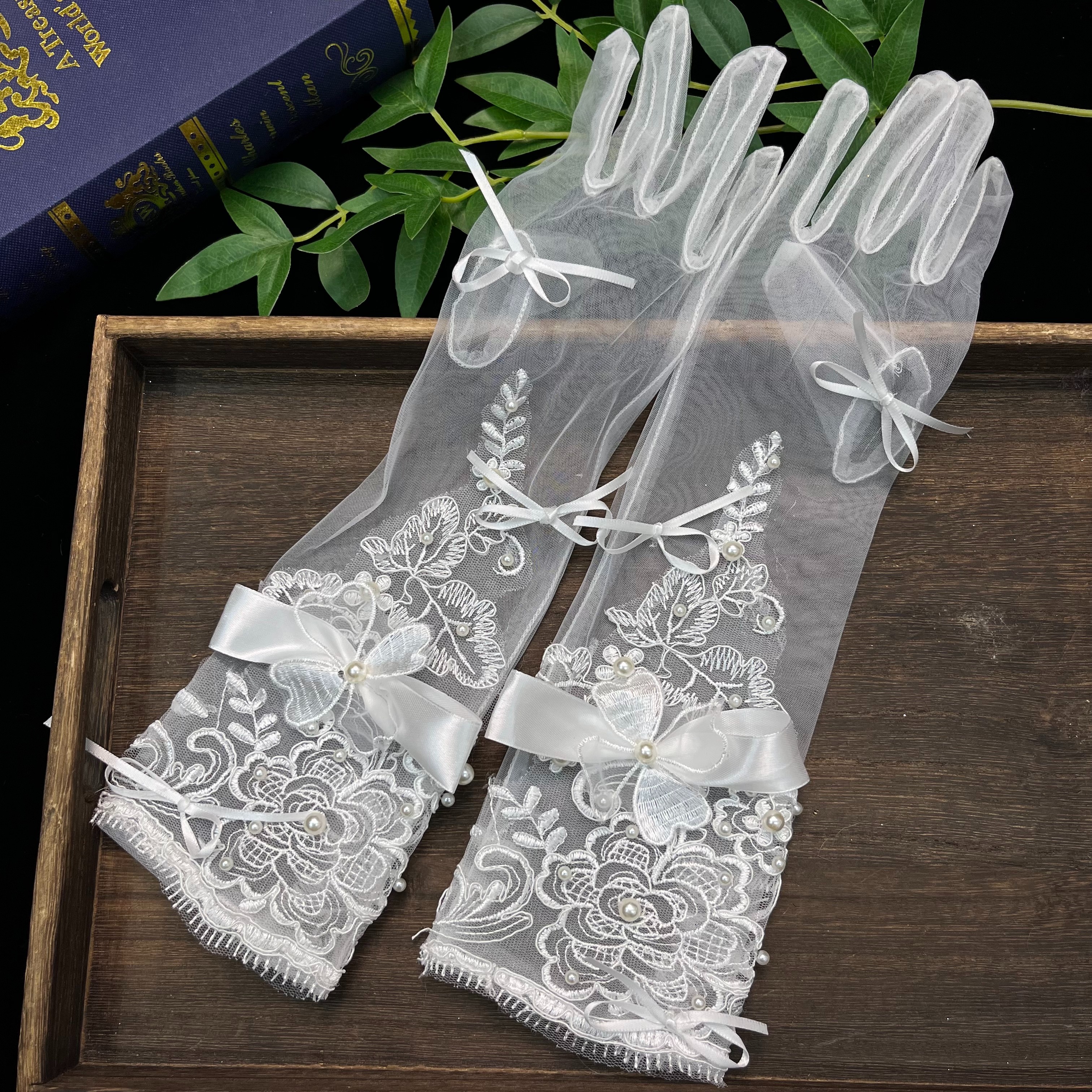 White lace gloves, women's thickened warm gloves, winter fashion decorative gloves
