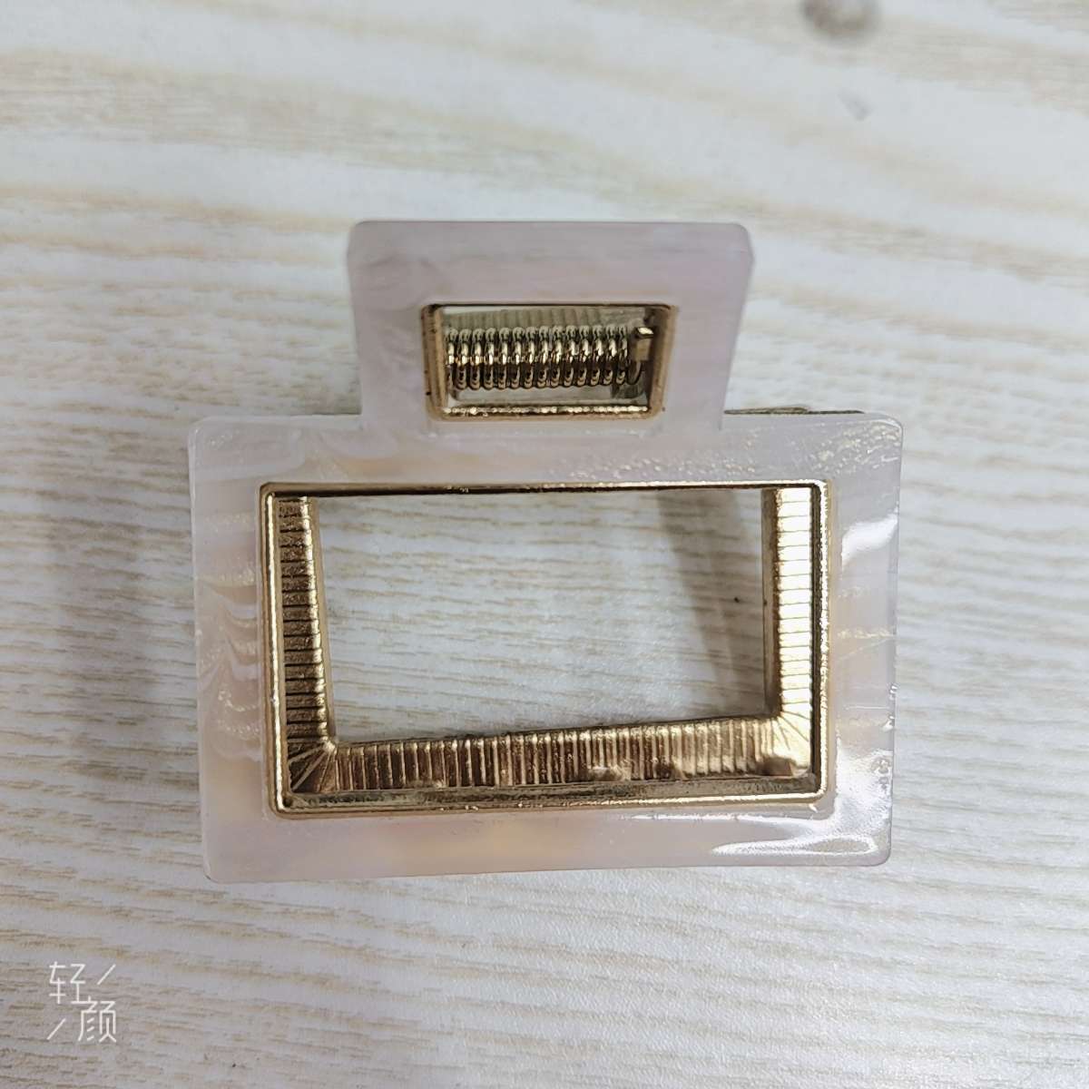 Clips de pelo accesorios de pelo de metal de moda simple para mujeres adornos de cabeza para uso diario acrílico clips de pelo de acetato de aleación adorable clip de captura accesorios de pelo clips de acrílico Application Scenario