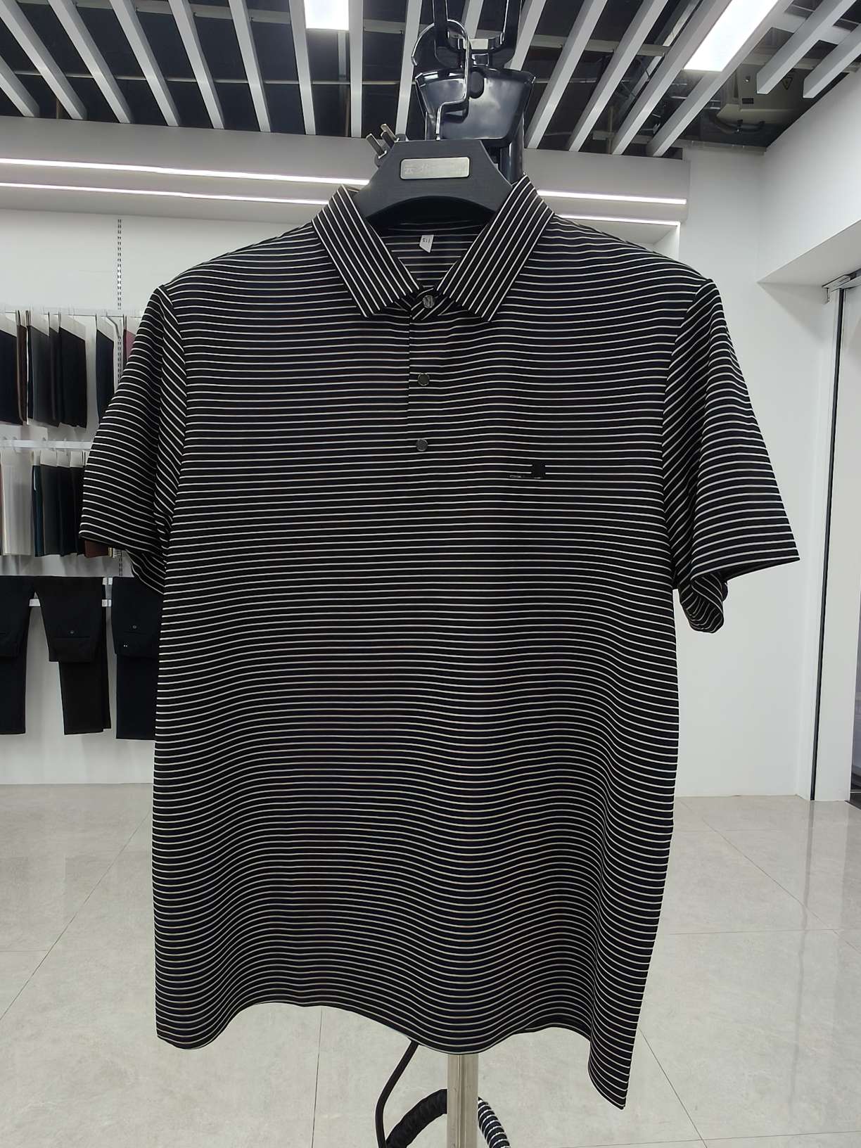 This short-sleeved shirt made of textile leather knitted fabric is breathable, soft and comfortable, suitable for summer