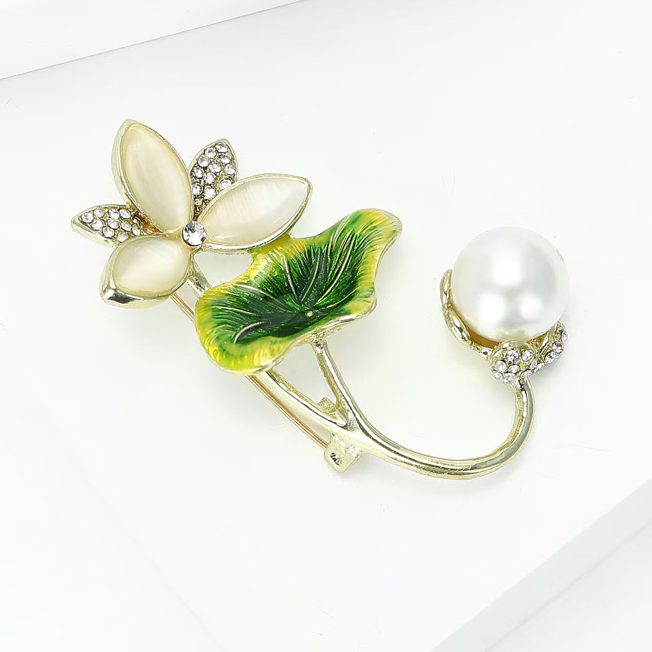 Cross-border oil-dripping lotus pearl brooch, plant and flower accessories, ladies' elegant brooch, coat and suit factory direct sales