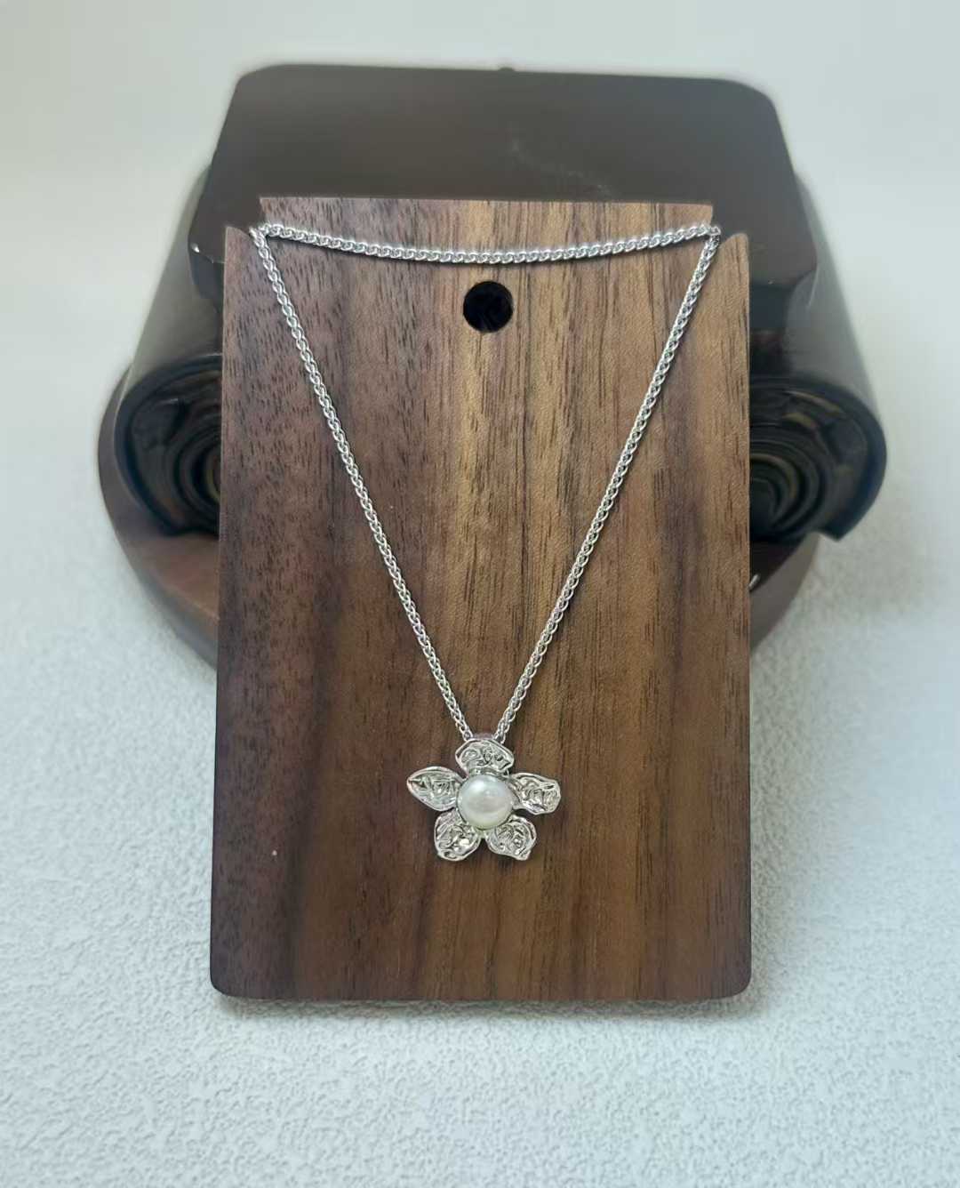 Pearl flower necklace, pearl chain, women's elegant flower pendant necklace Specification image