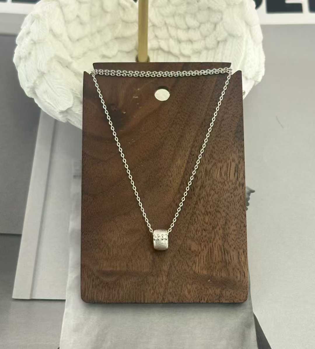 A niche, light luxury brushed white zirconium Lulutong necklace with collarbone chain Specification image