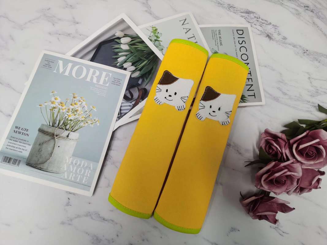 Fabric refrigerator door handle gloves, double door anti-collision protection, anti-ice hand, anti-cold thickened protective cover, handle protection cover, car seat belt shoulder guard cover Application Scenario