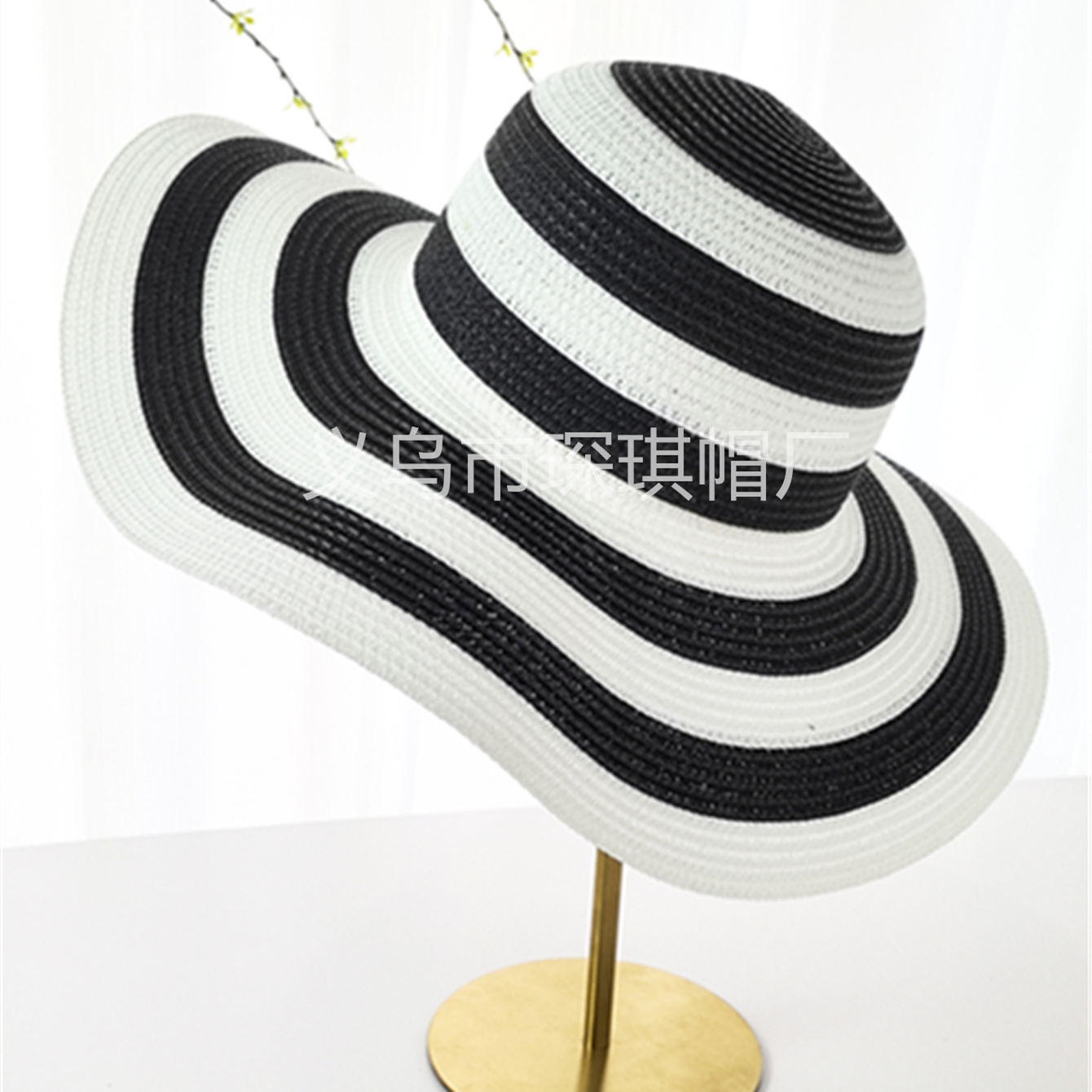 Women's cross-border new spring and summer straw woven beach bag, beach hat, straw hat combination set, two-piece hat and bag set, striped fashion trend, seaside sun protection and shade hat, UV protection, foldable, essential for outdoor travel Application Scenario